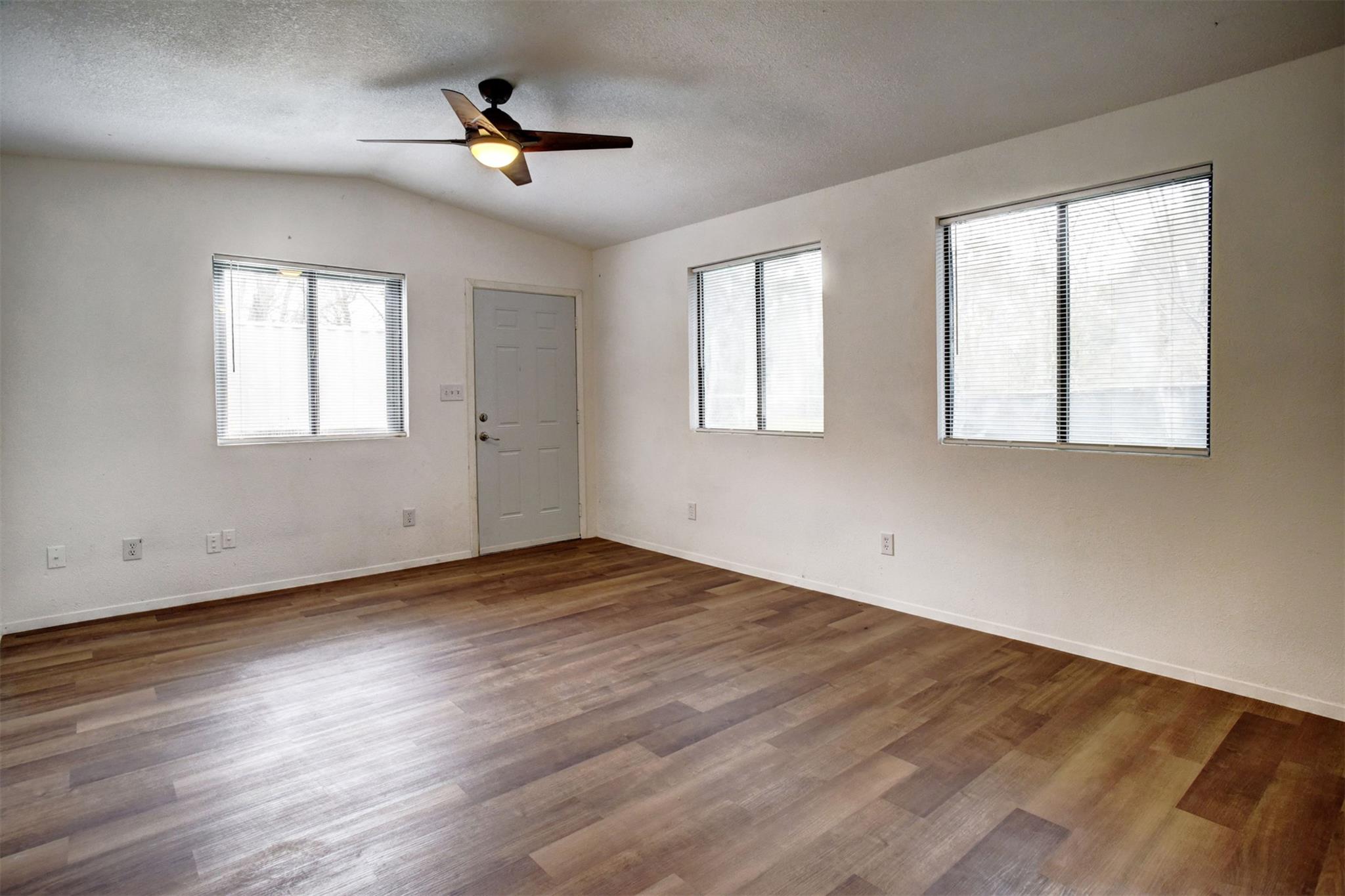 1037 Wilkes Cir, Smithville, TX 78957