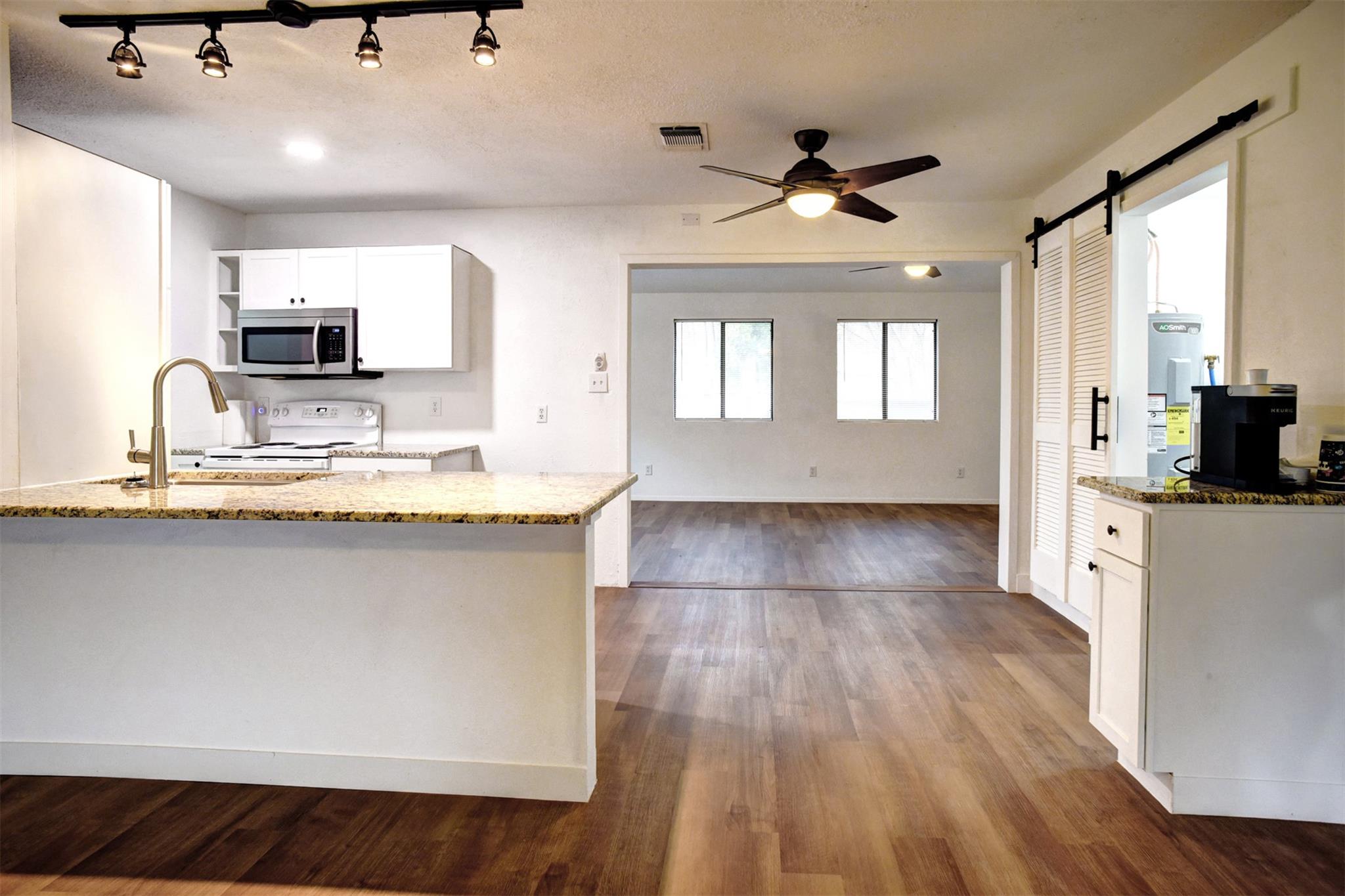 1037 Wilkes Cir, Smithville, TX 78957