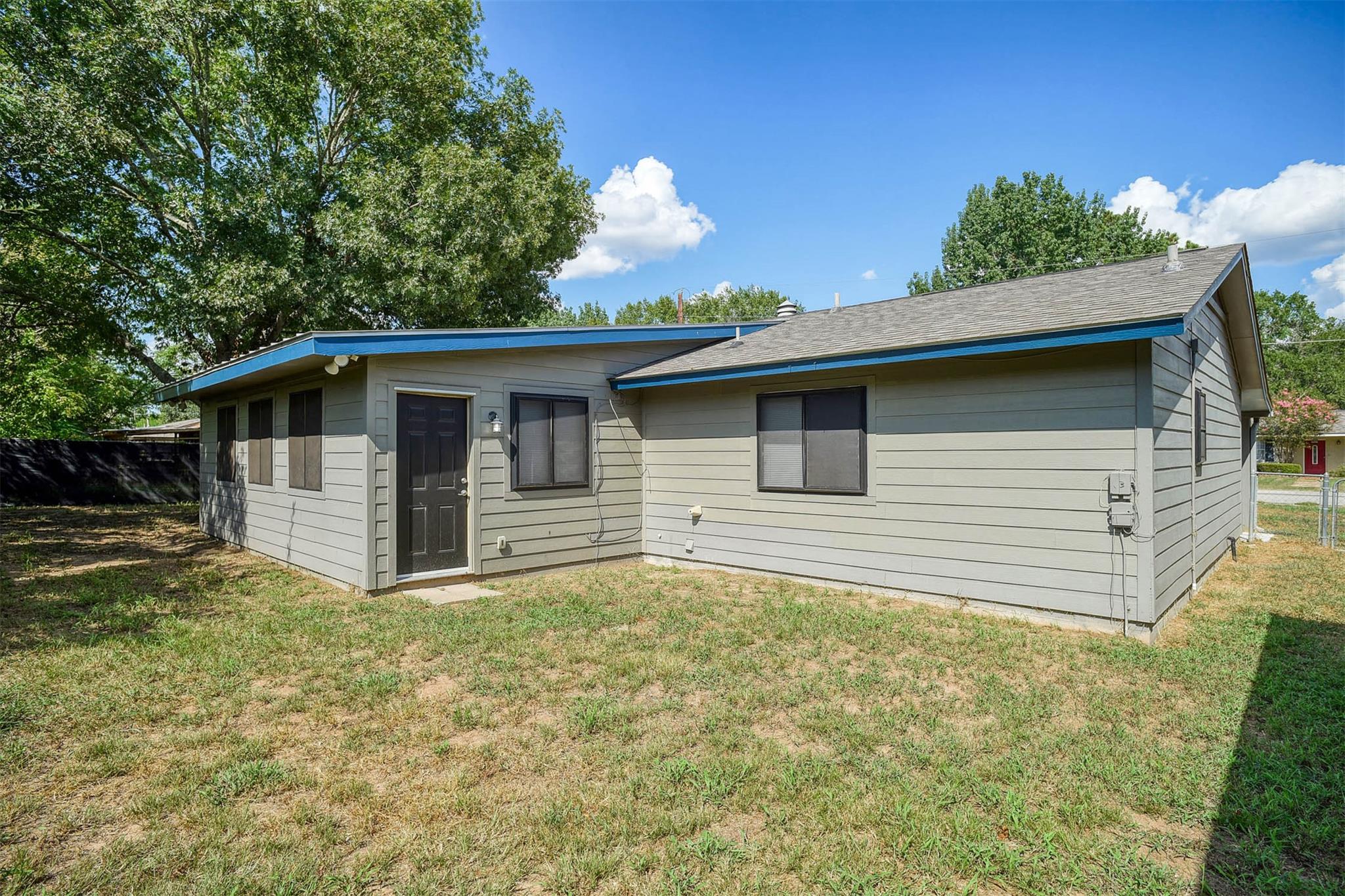 1037 Wilkes Cir, Smithville, TX 78957