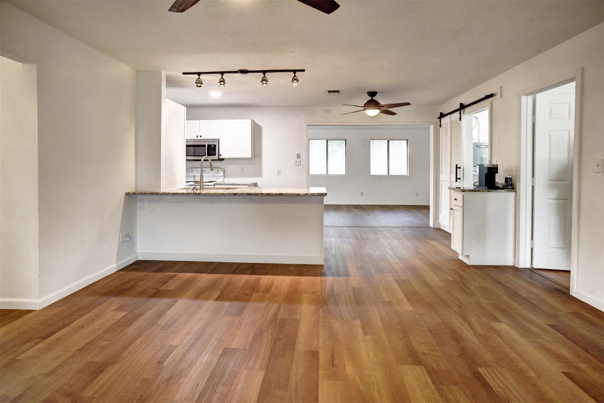 1037 Wilkes Cir, Smithville, TX 78957