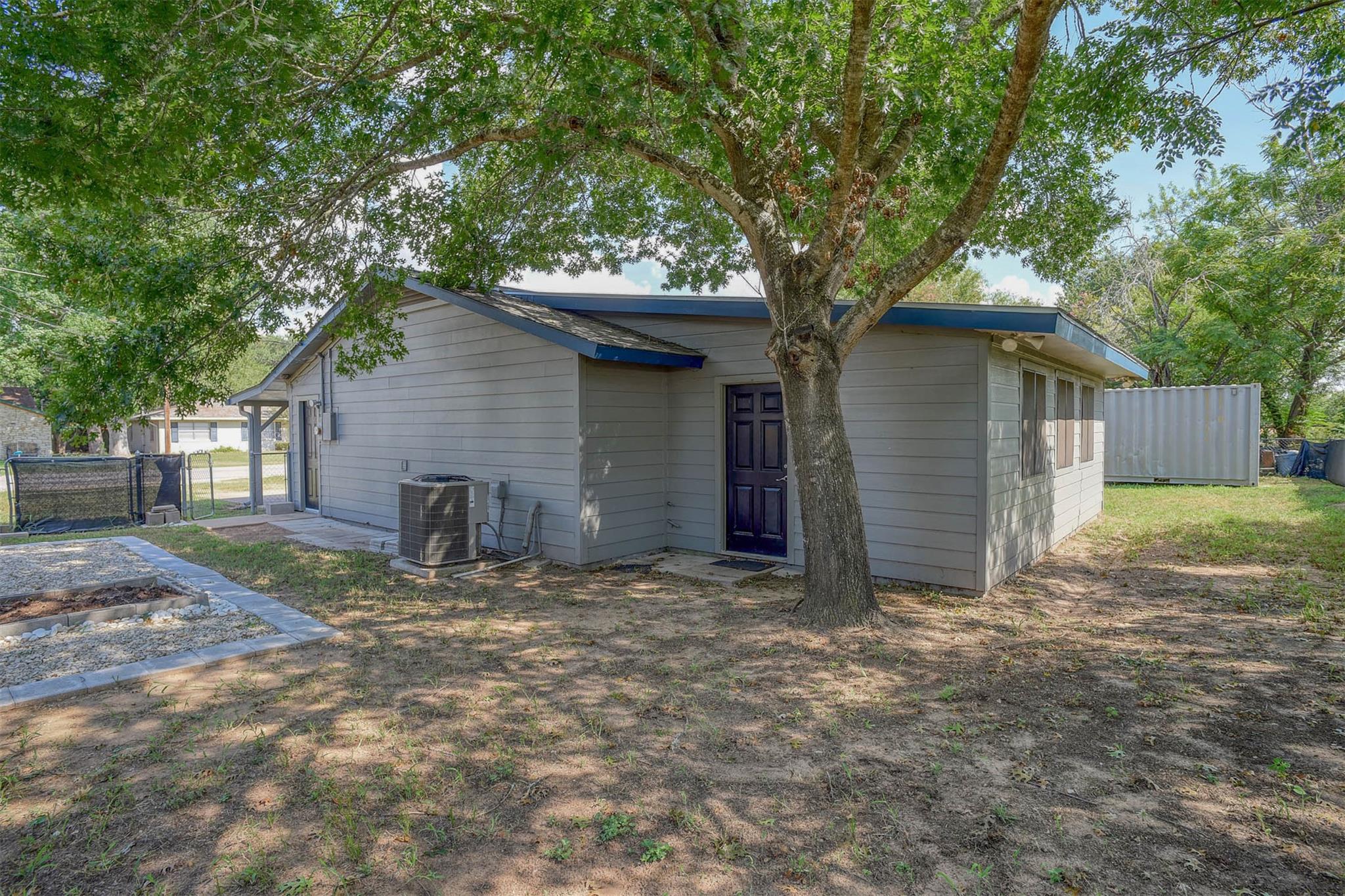 1037 Wilkes Cir, Smithville, TX 78957