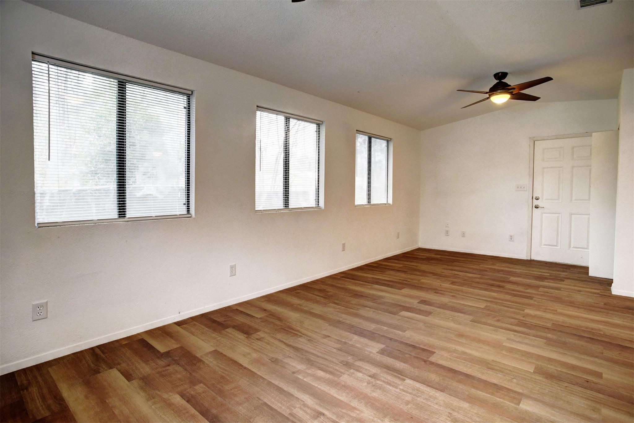 1037 Wilkes Cir, Smithville, TX 78957