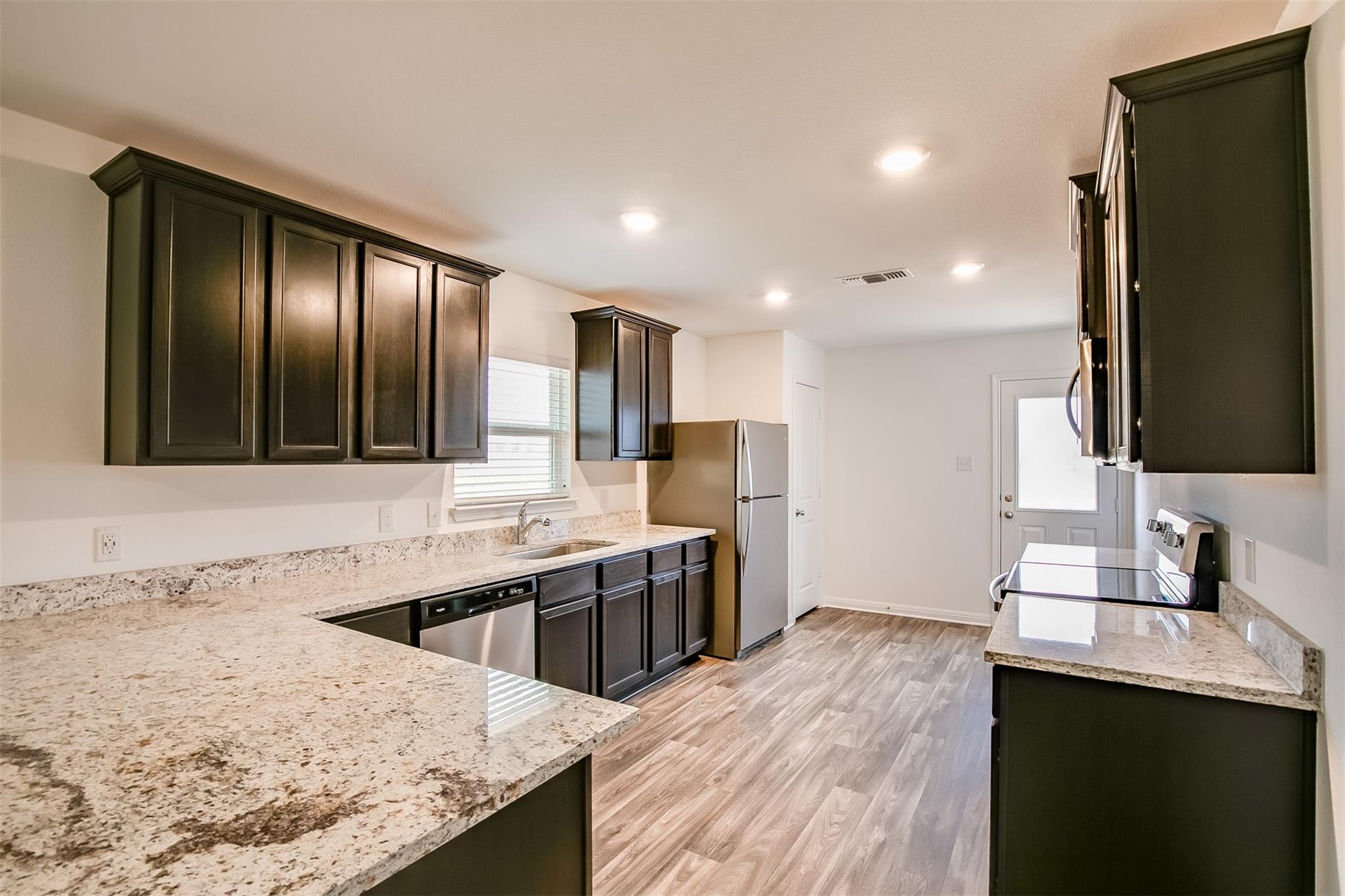 609 Riverdale Dr, Jarrell, TX 76537