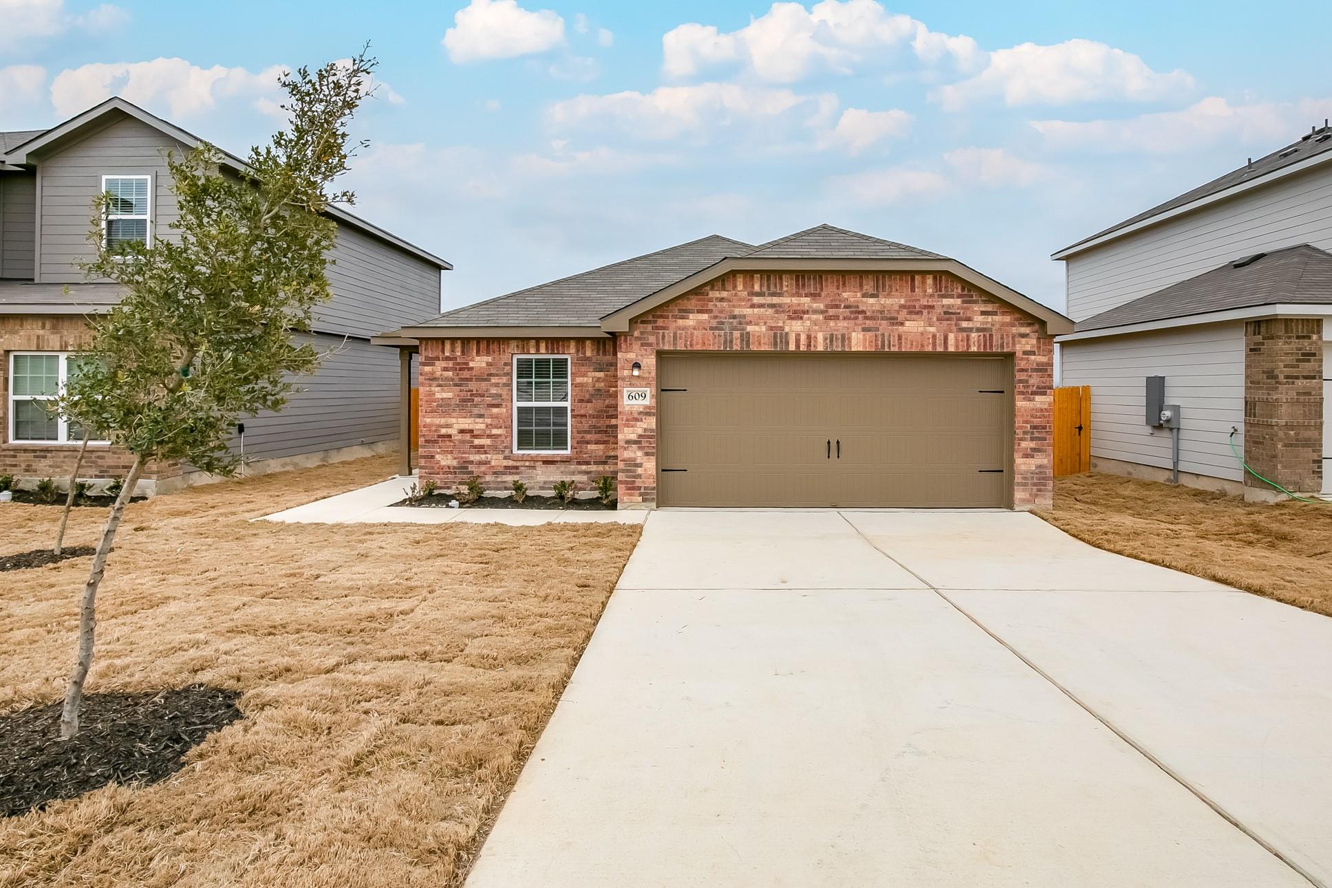 609 Riverdale Dr, Jarrell, TX 76537