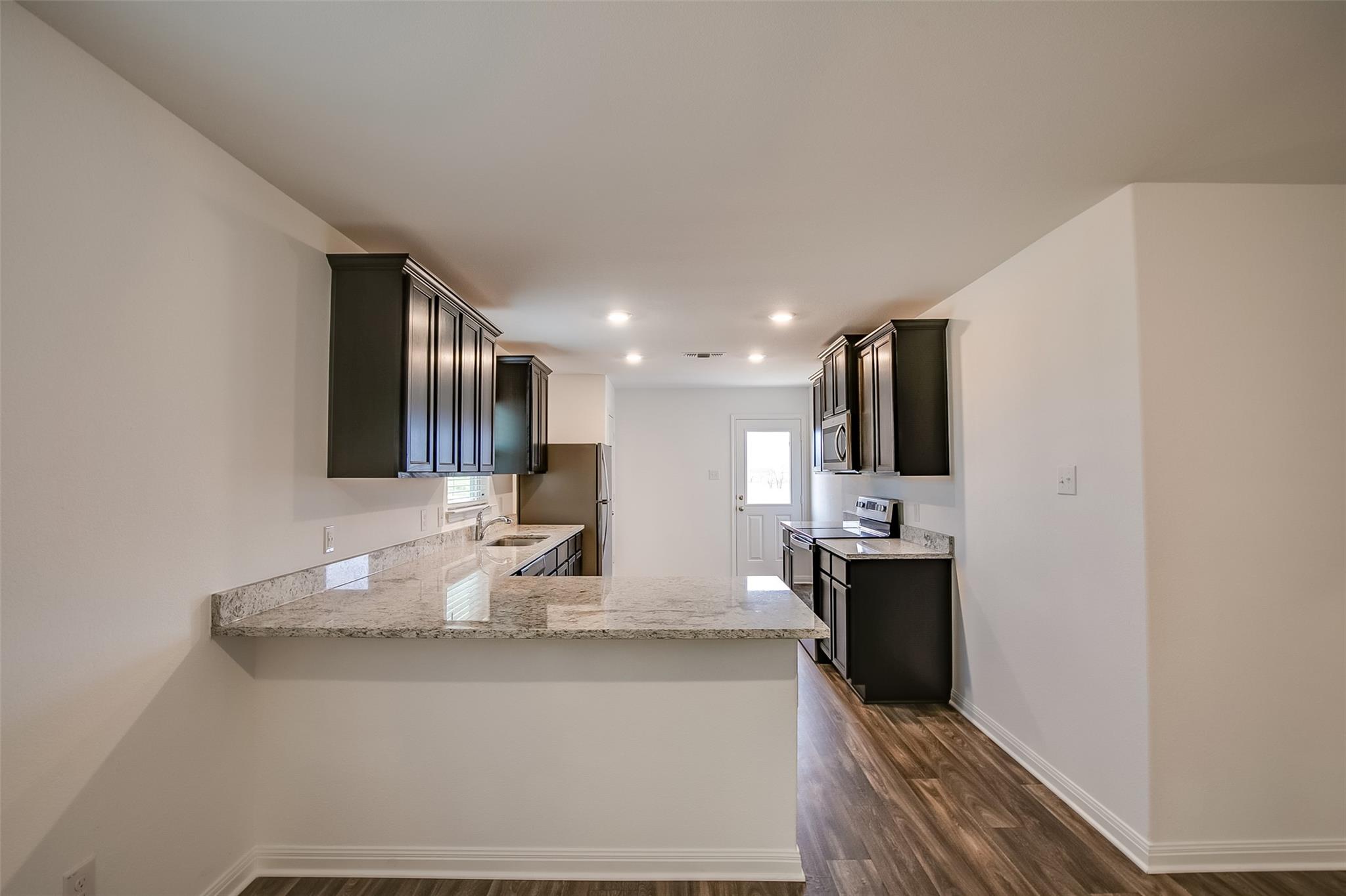 609 Riverdale Dr, Jarrell, TX 76537