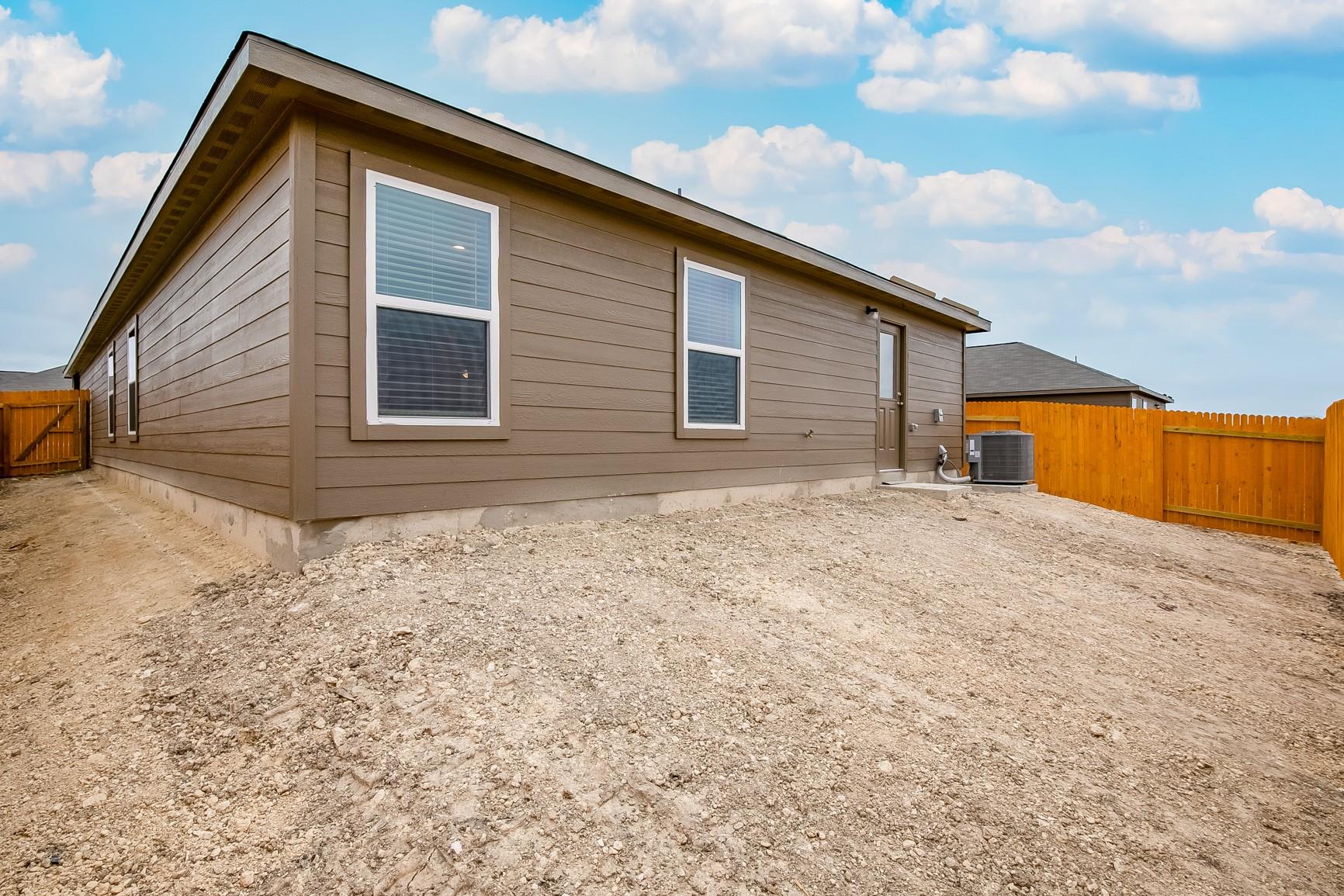 609 Riverdale Dr, Jarrell, TX 76537