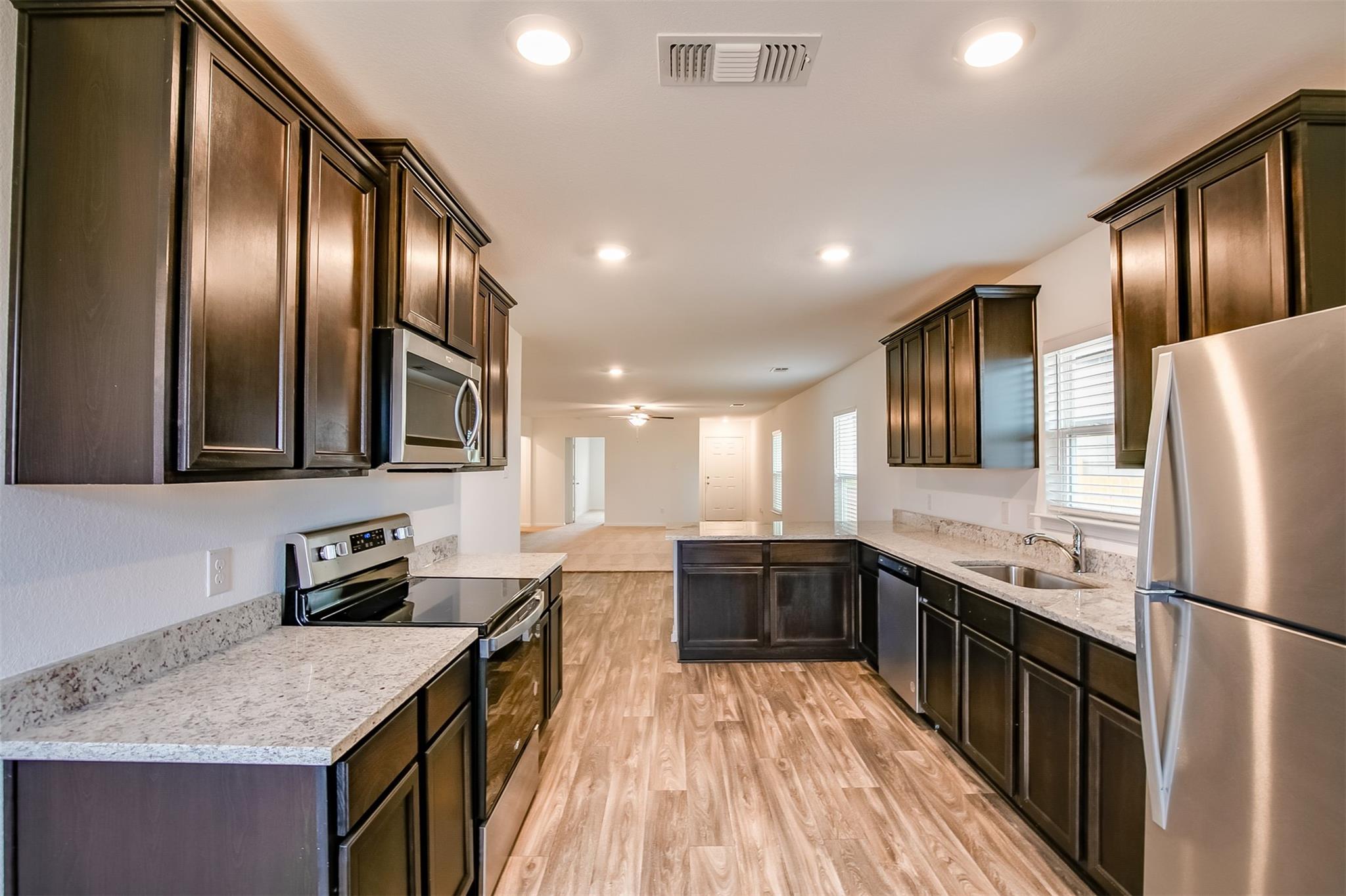 609 Riverdale Dr, Jarrell, TX 76537