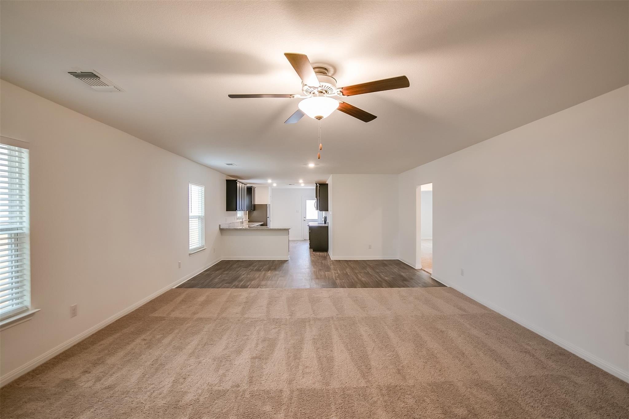 609 Riverdale Dr, Jarrell, TX 76537