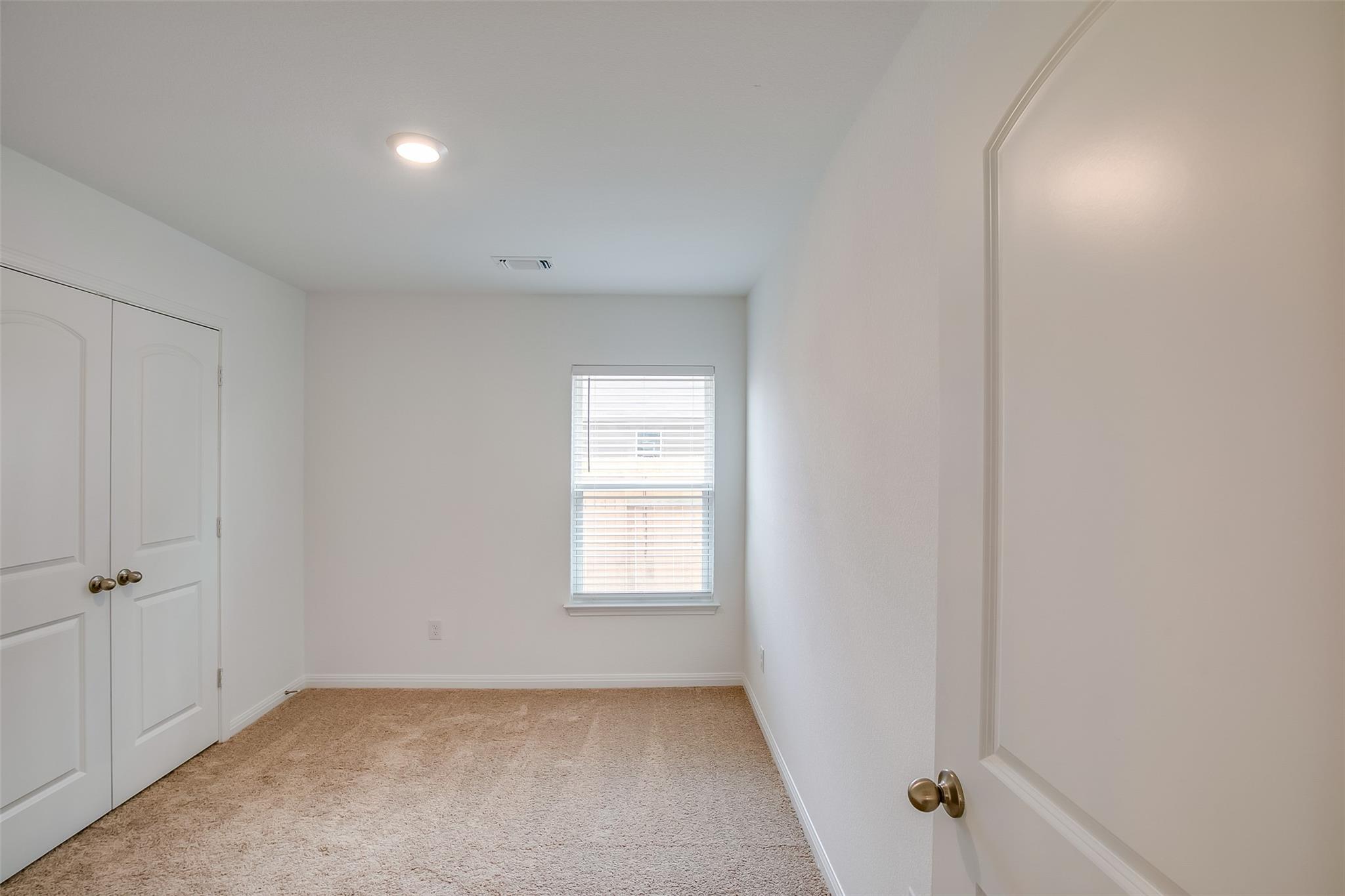 609 Riverdale Dr, Jarrell, TX 76537