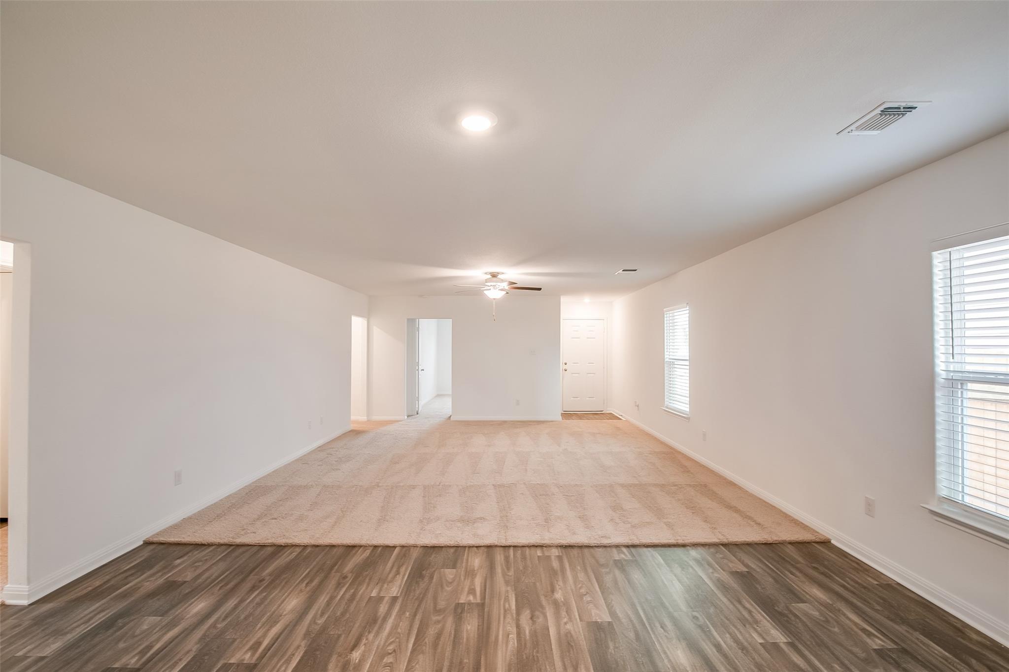 609 Riverdale Dr, Jarrell, TX 76537