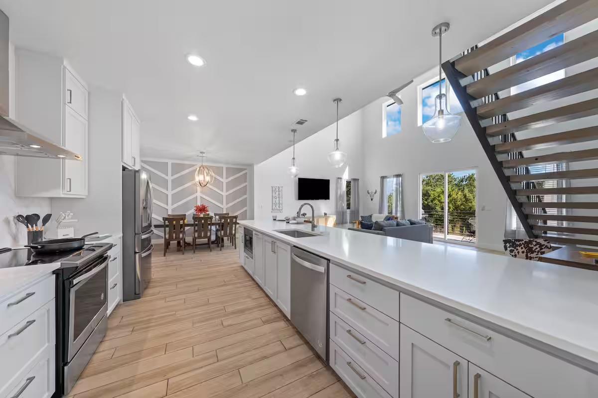 18401 Valley Hill Ln, Point Venture, TX 78645