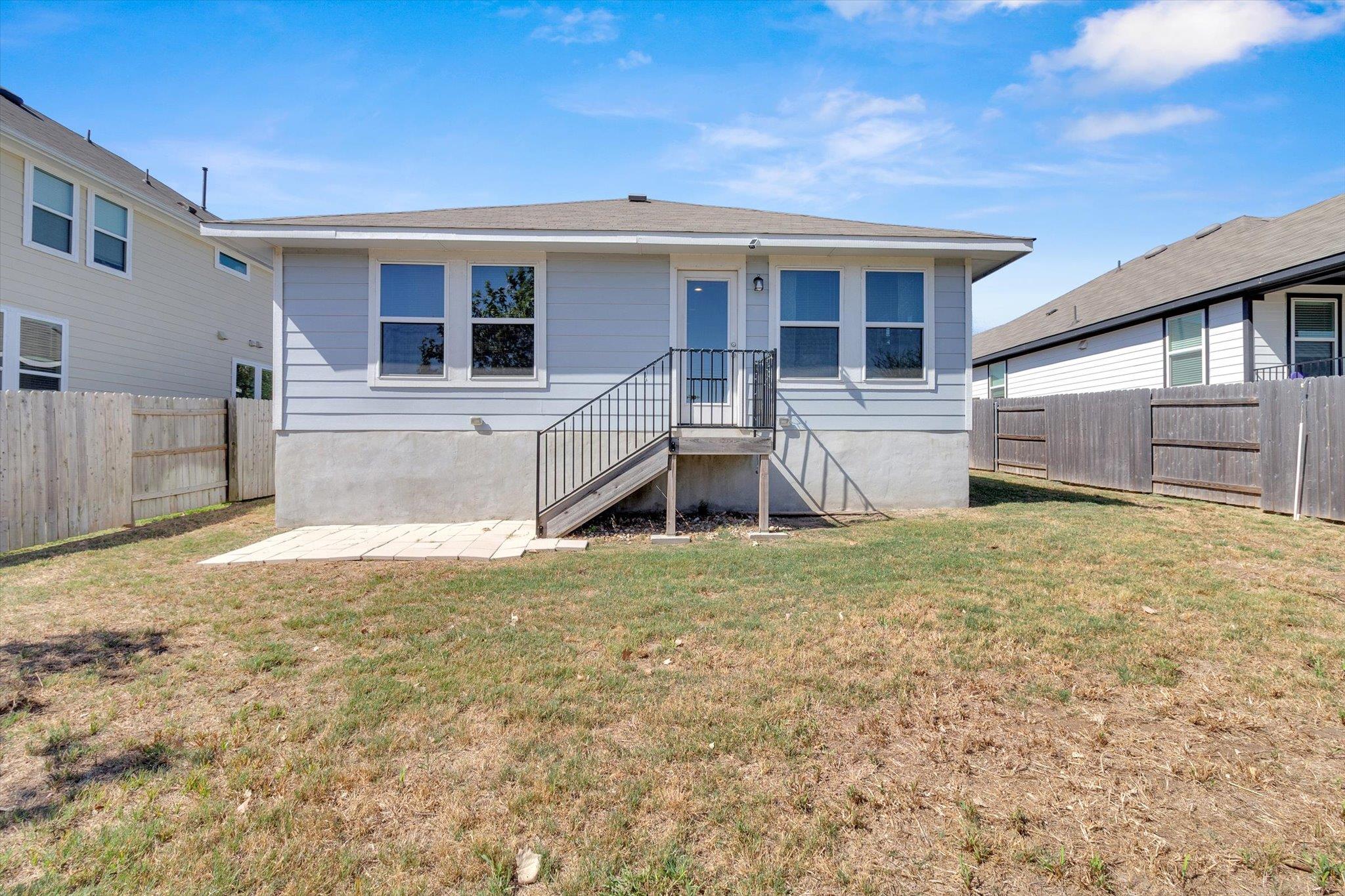 425 Spiny Lizard Ln, San Marcos, TX 78666