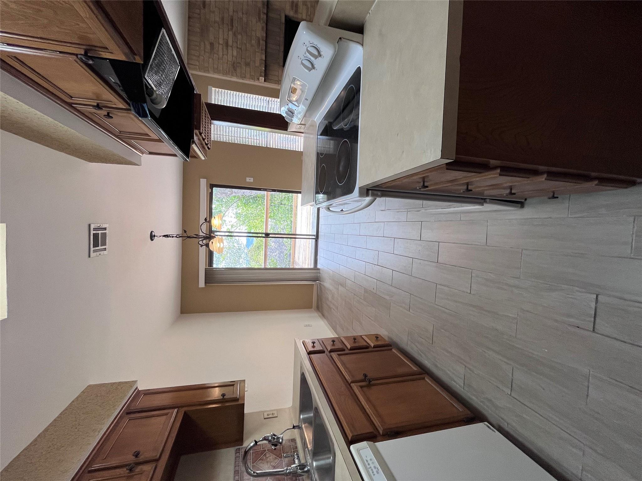 6490 HART Ln, Austin, TX 78731