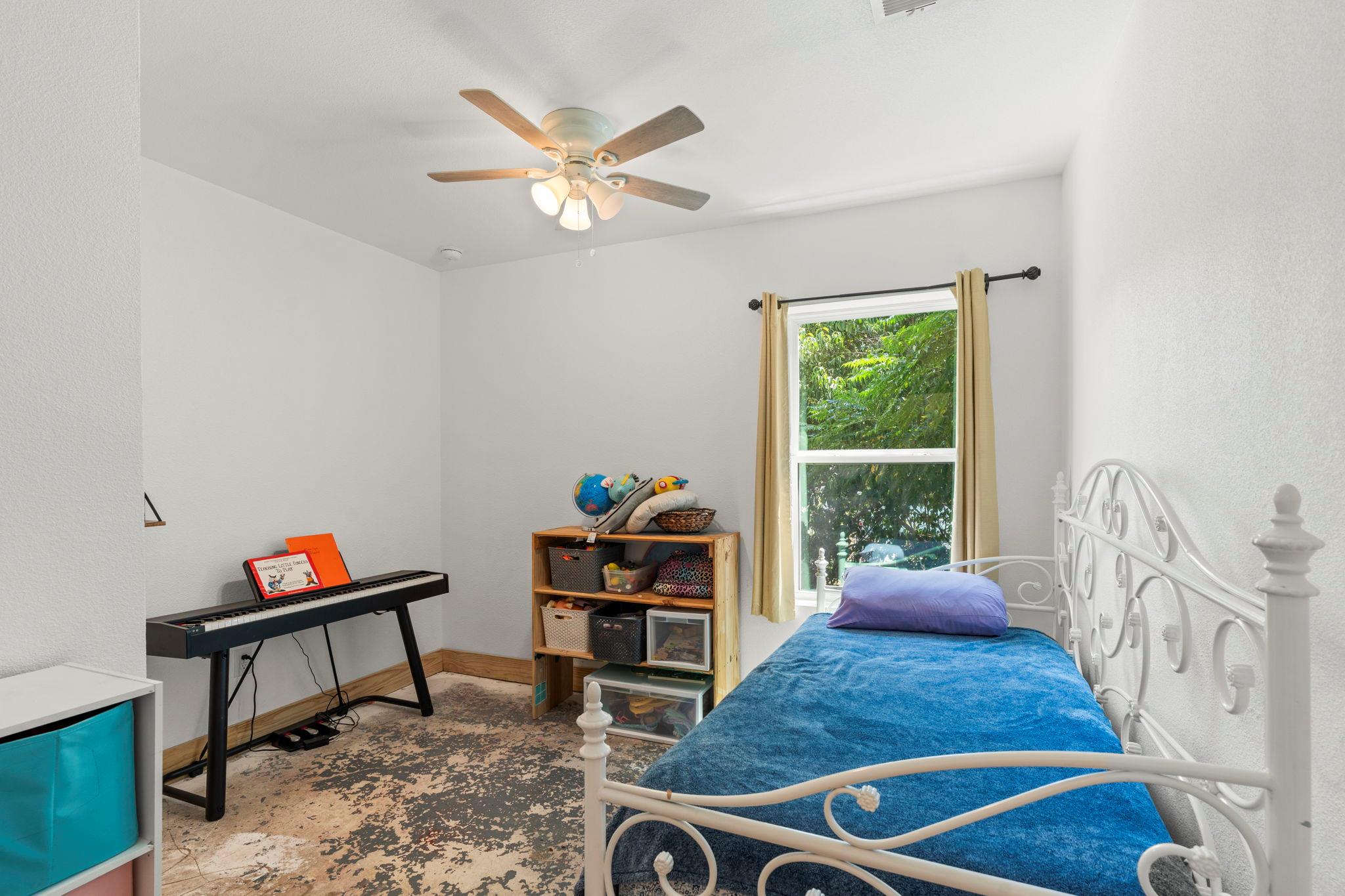 202 E NEWTON St E, Luling, TX 78648