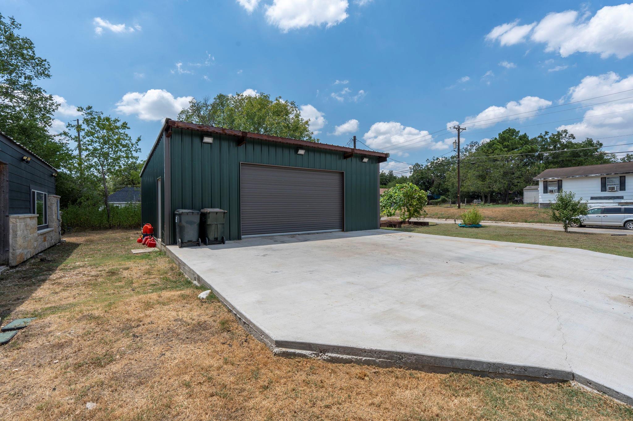 202 E NEWTON St E, Luling, TX 78648