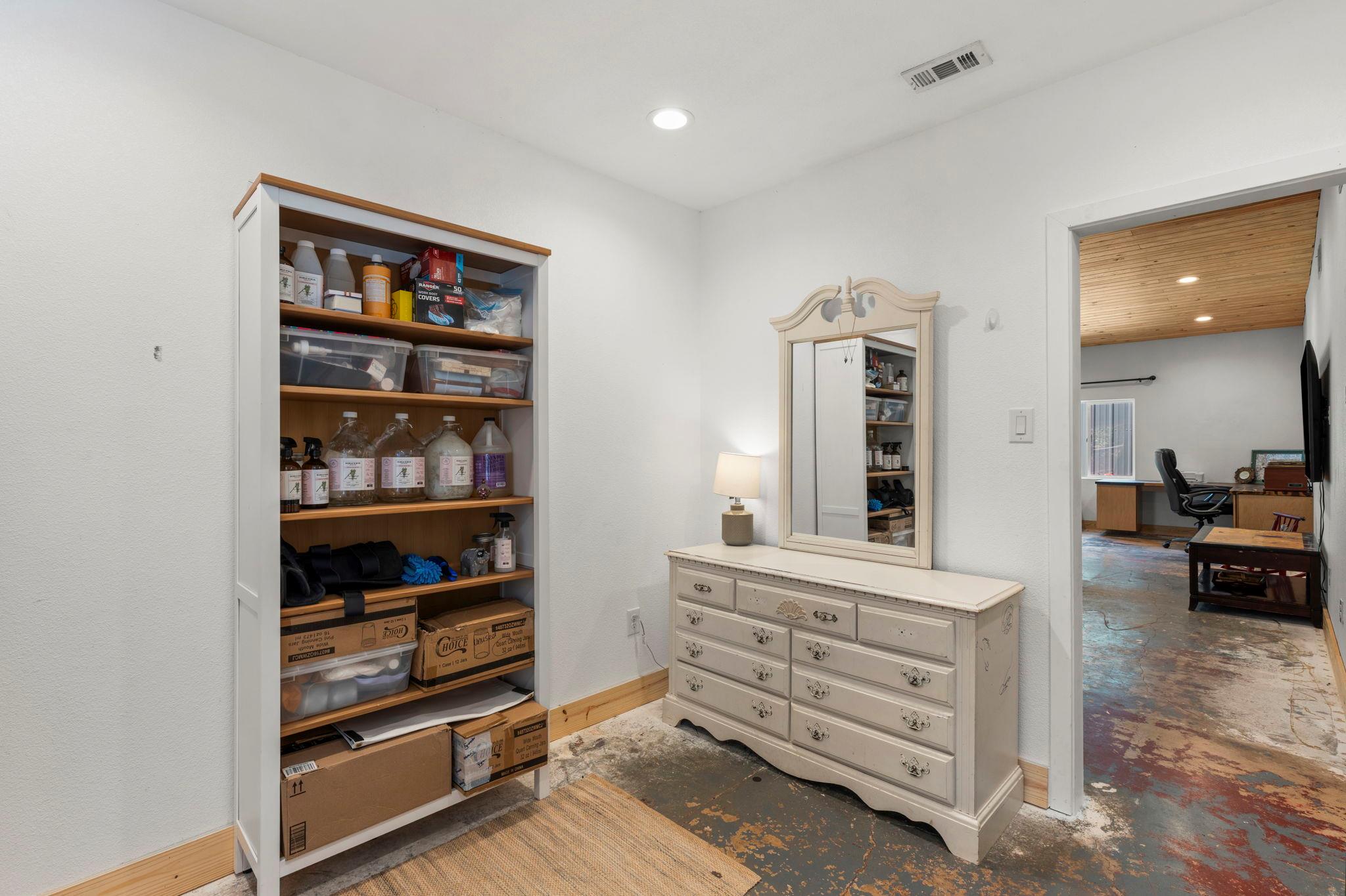 202 E NEWTON St E, Luling, TX 78648