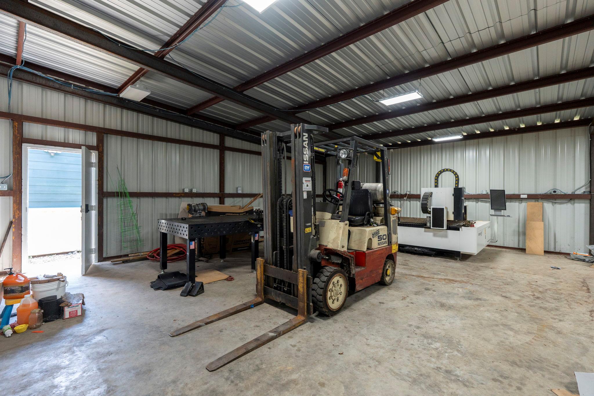 202 E NEWTON St E, Luling, TX 78648