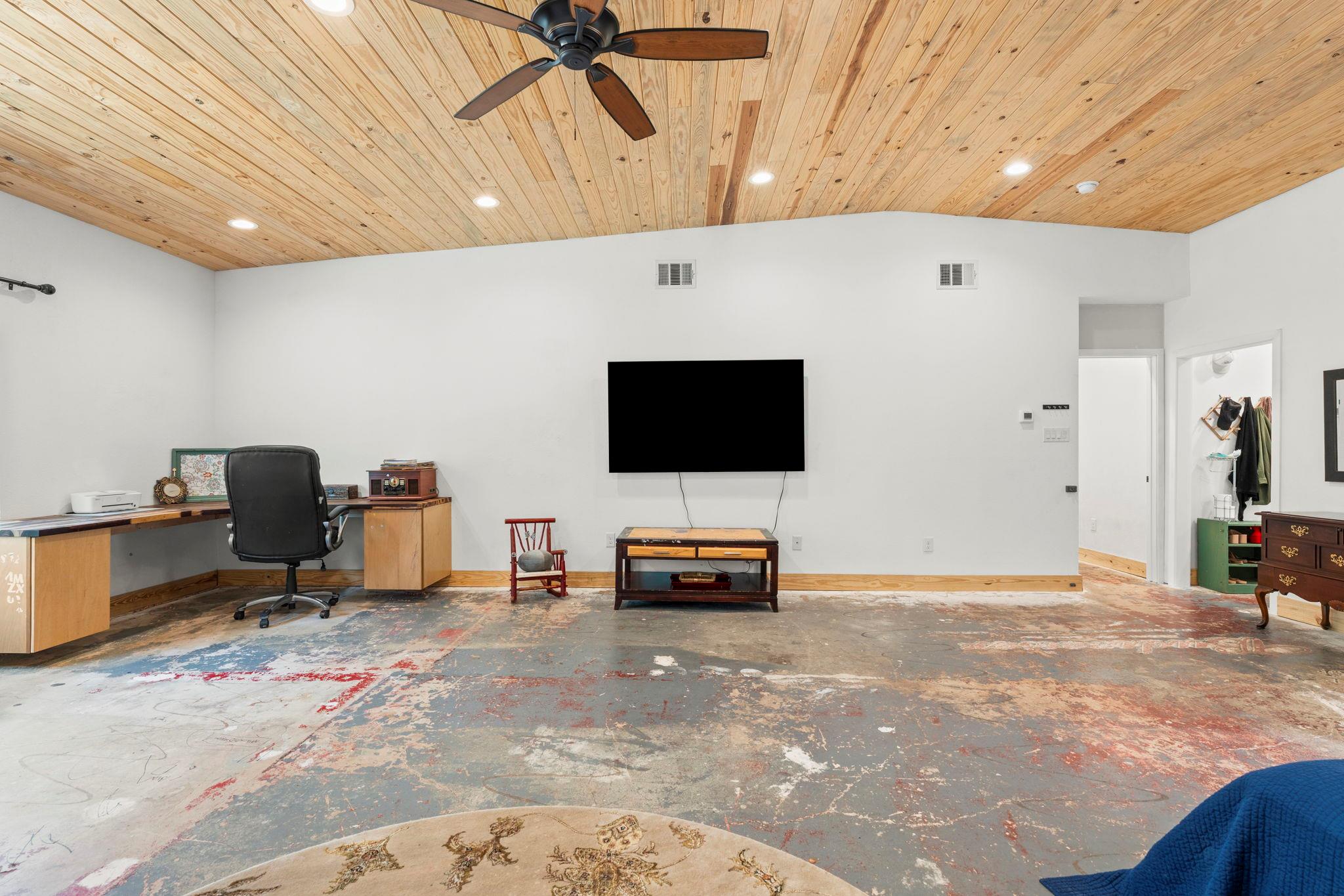 202 E NEWTON St E, Luling, TX 78648