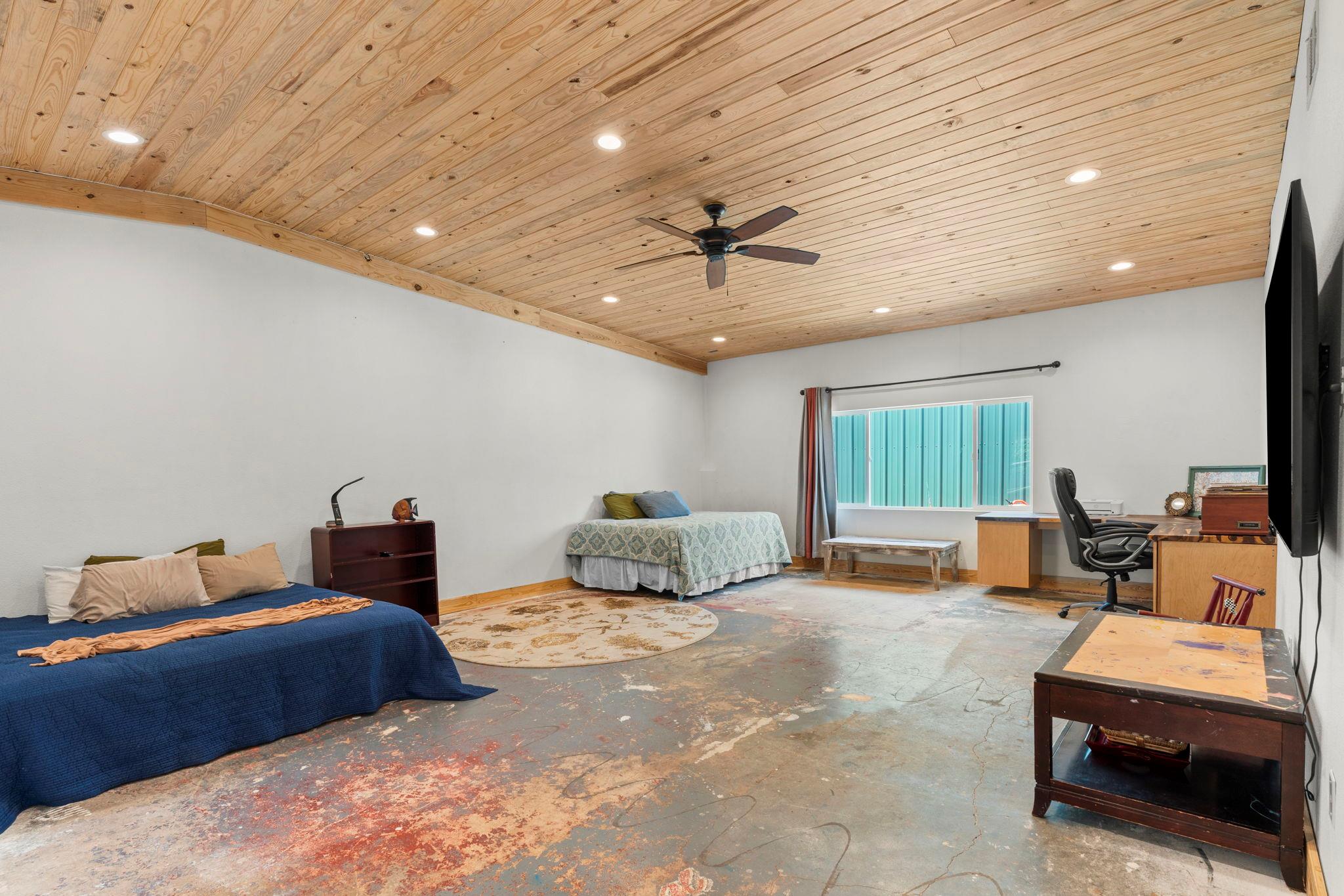 202 E NEWTON St E, Luling, TX 78648