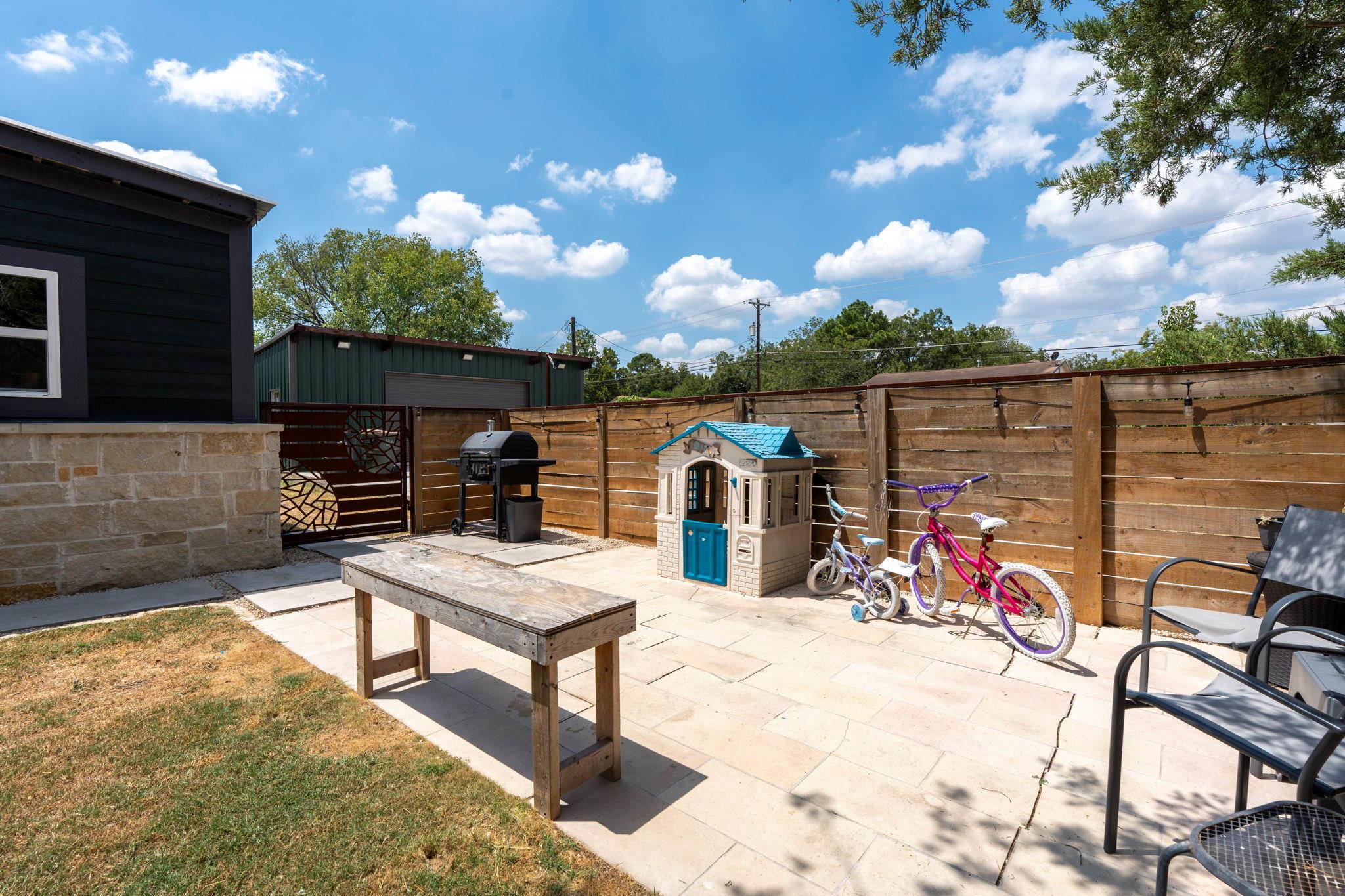 202 E NEWTON St E, Luling, TX 78648