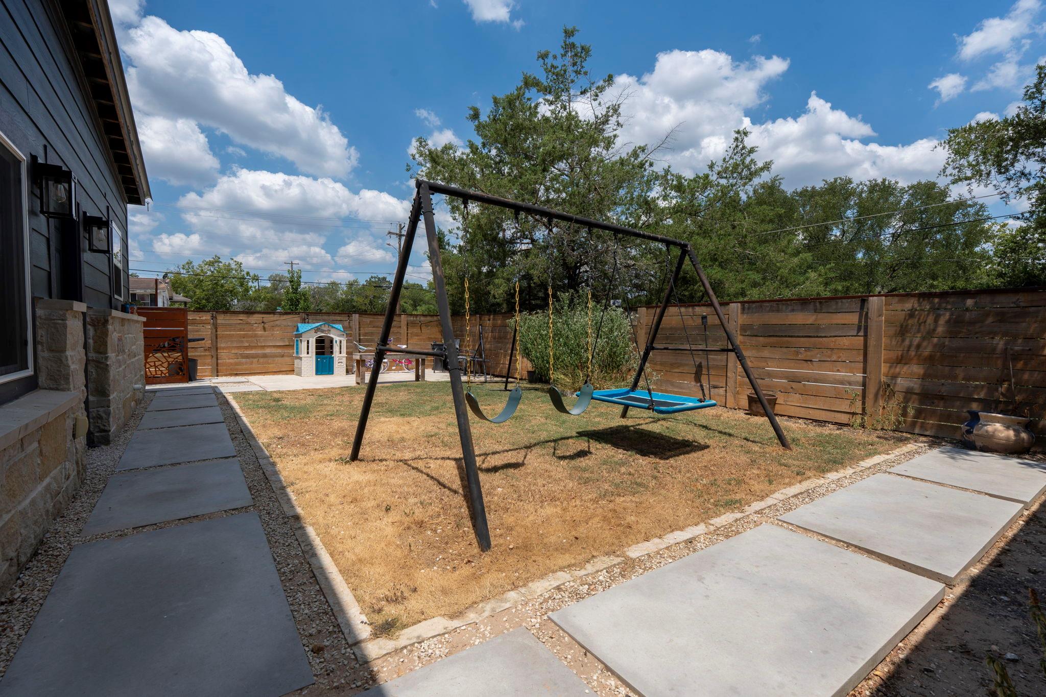 202 E NEWTON St E, Luling, TX 78648