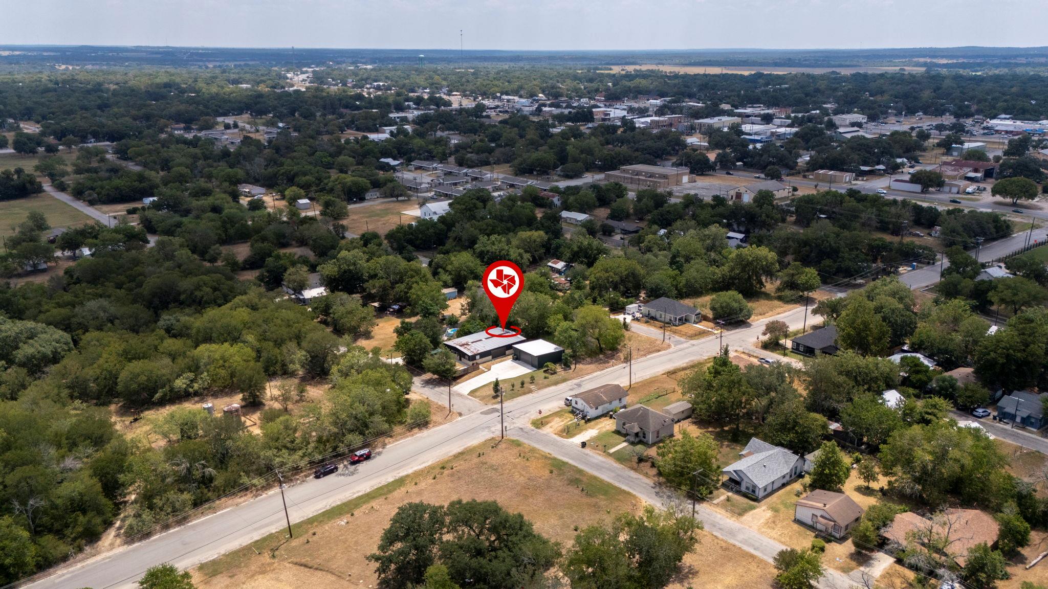 202 E NEWTON St E, Luling, TX 78648