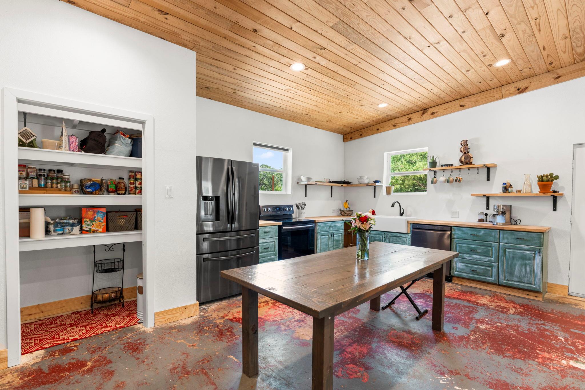 202 E NEWTON St E, Luling, TX 78648