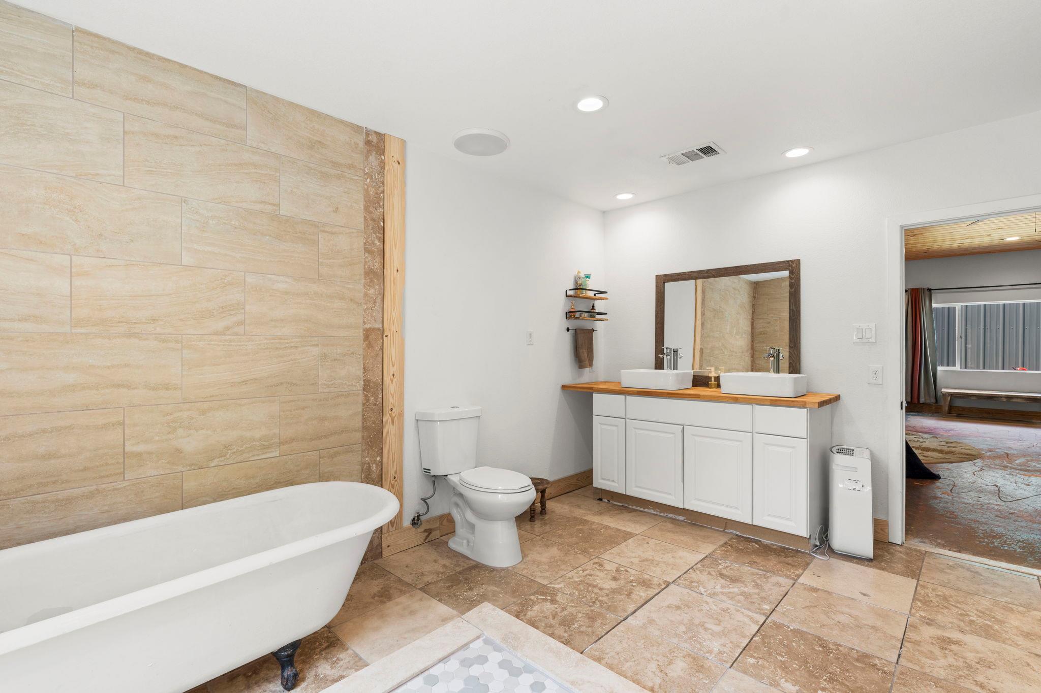 202 E NEWTON St E, Luling, TX 78648