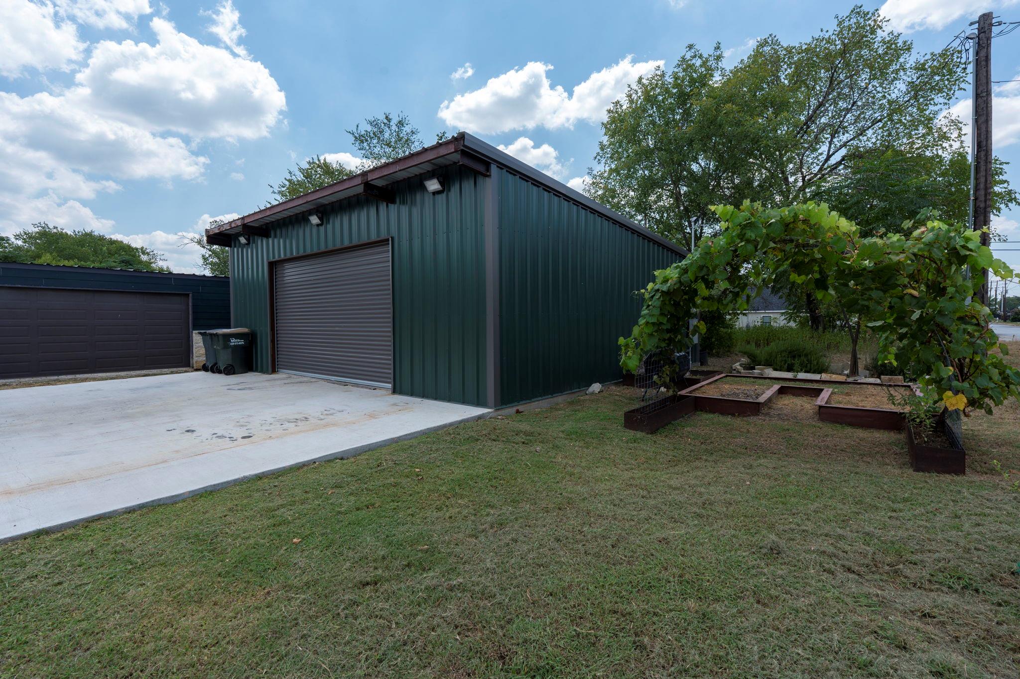 202 E NEWTON St E, Luling, TX 78648