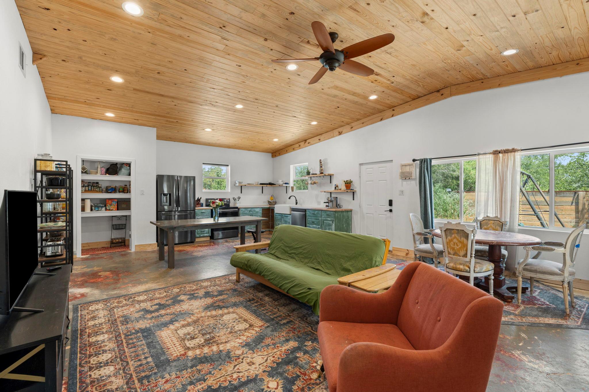 202 E NEWTON St E, Luling, TX 78648