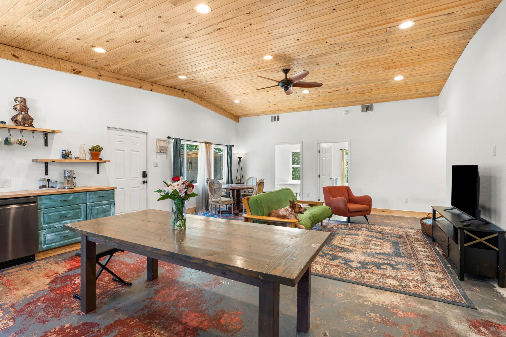 202 E NEWTON St E, Luling, TX 78648