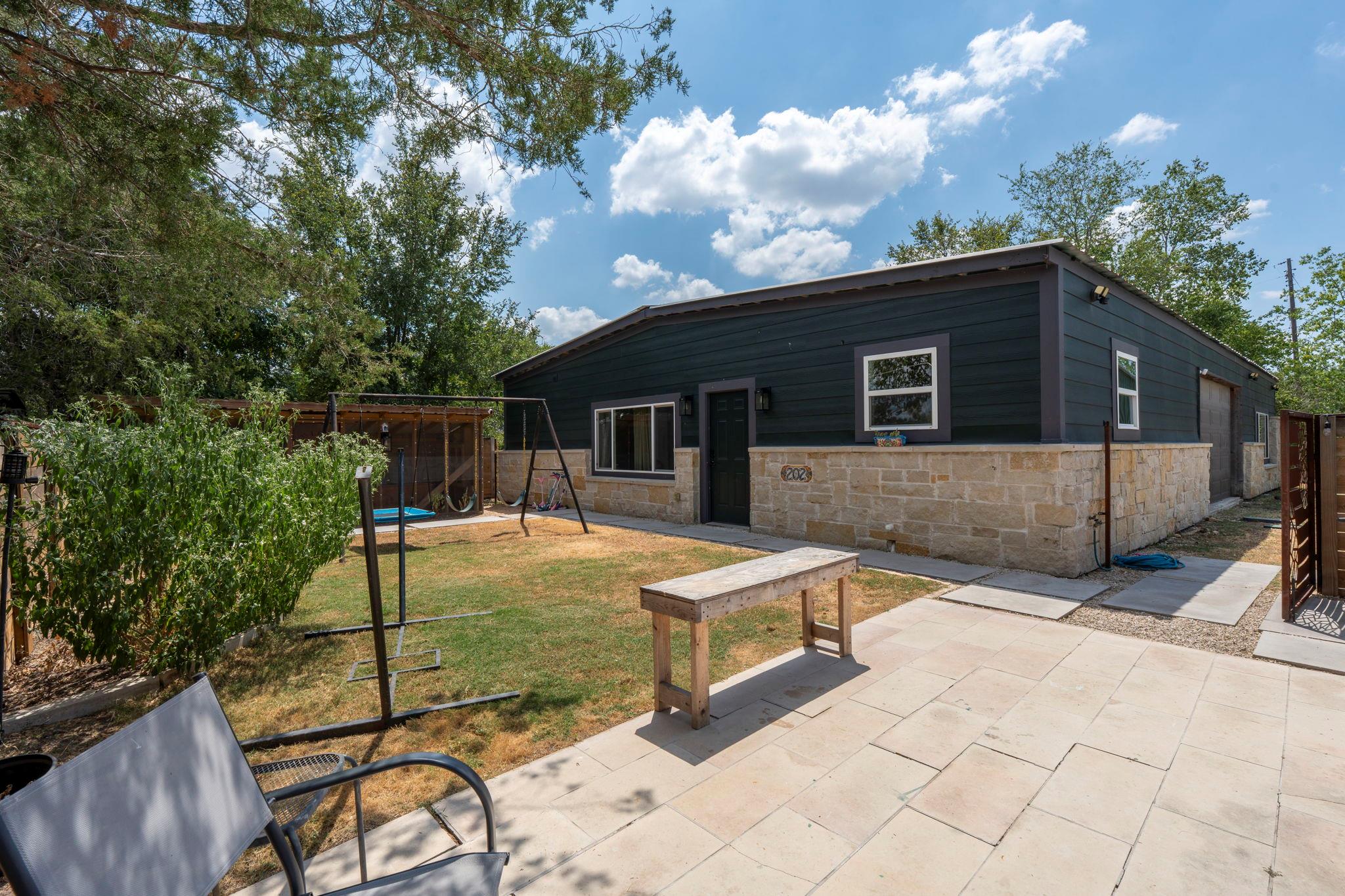 202 E NEWTON St E, Luling, TX 78648