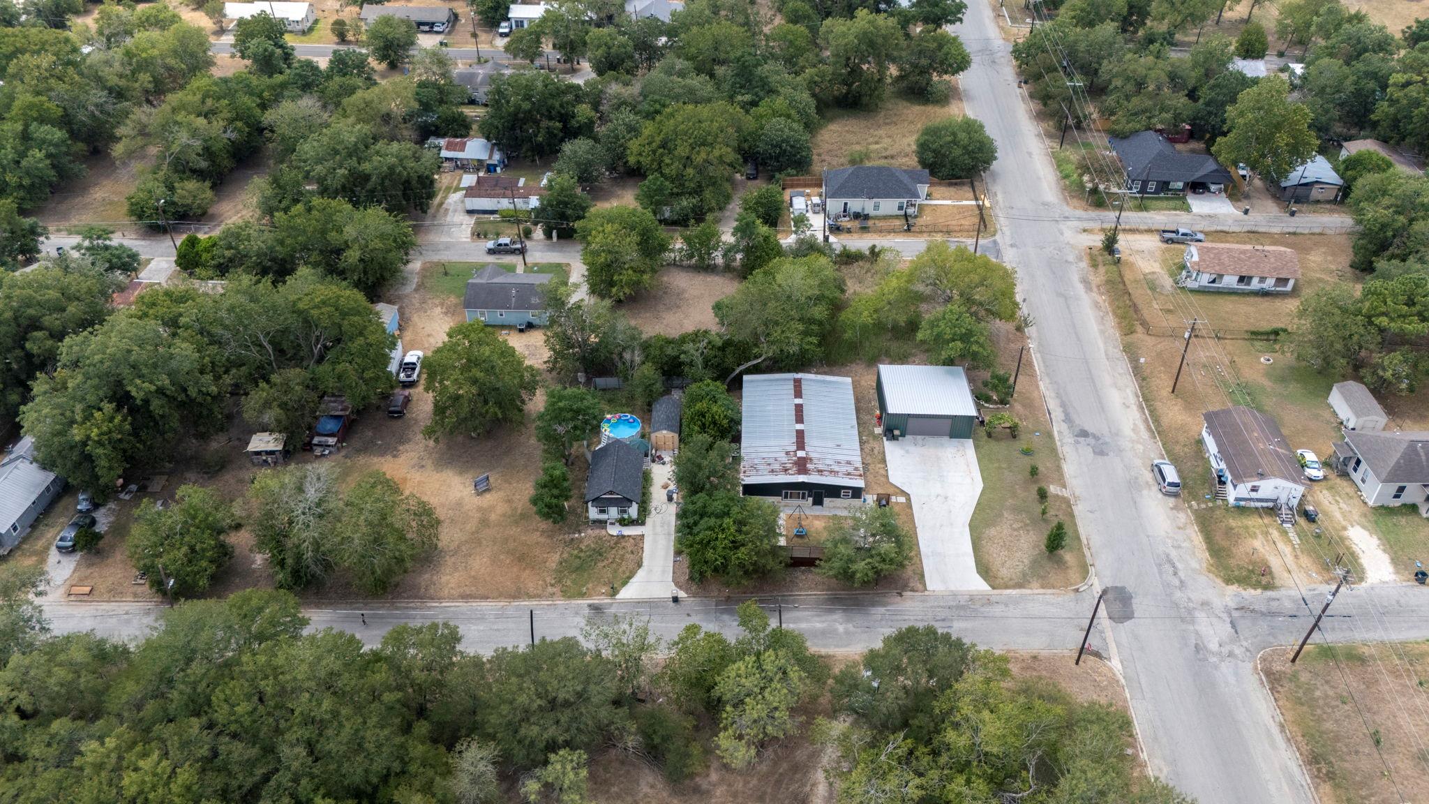 202 E NEWTON St E, Luling, TX 78648