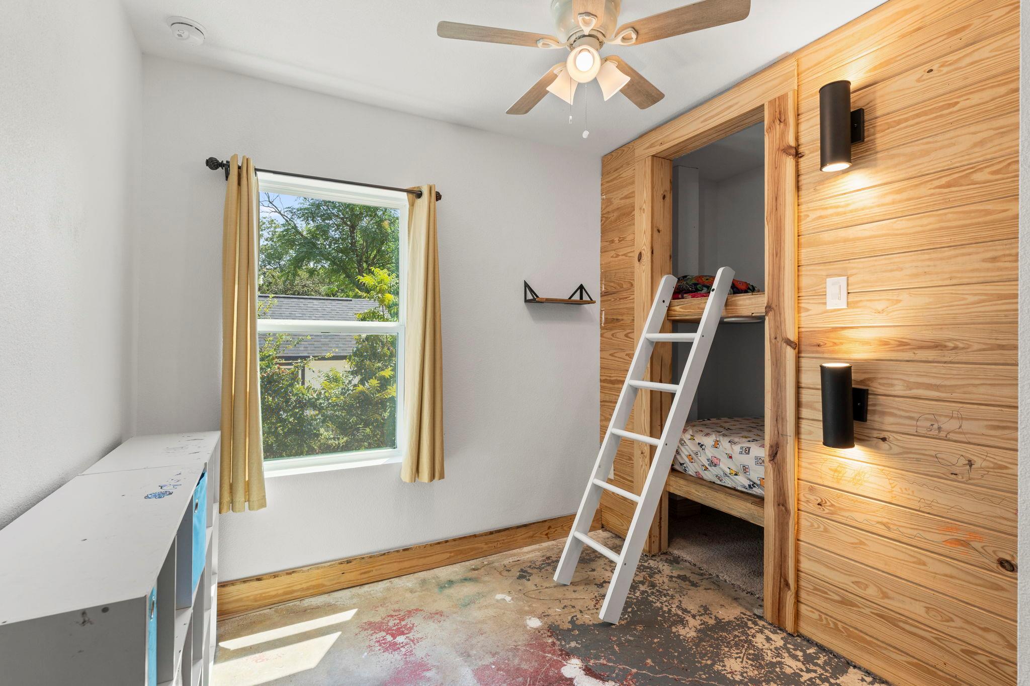 202 E NEWTON St E, Luling, TX 78648