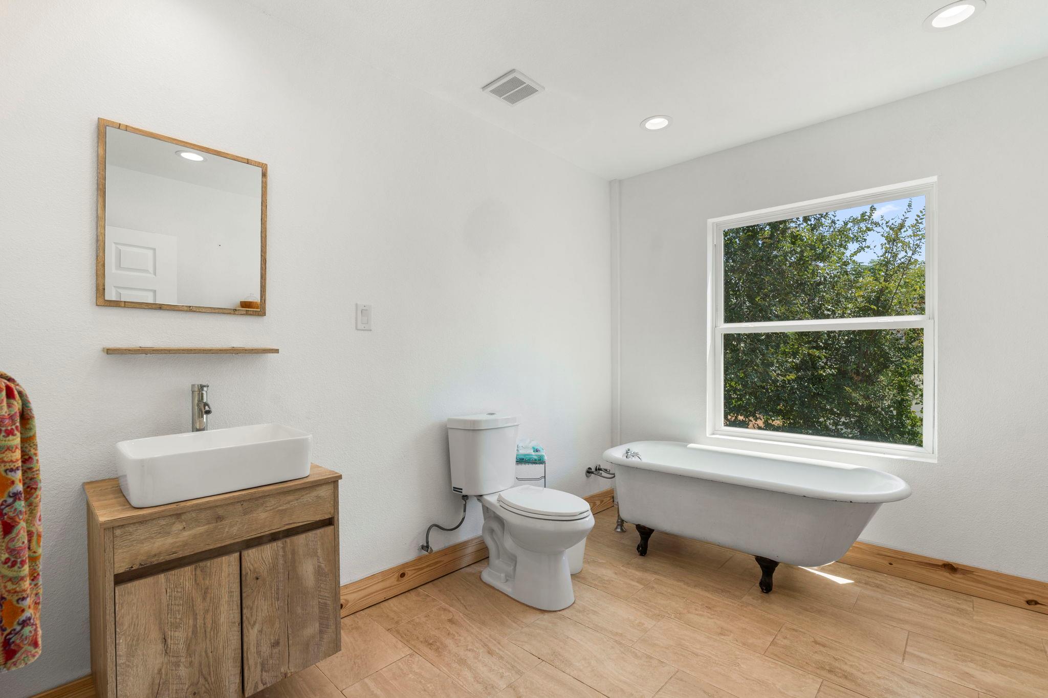 202 E NEWTON St E, Luling, TX 78648