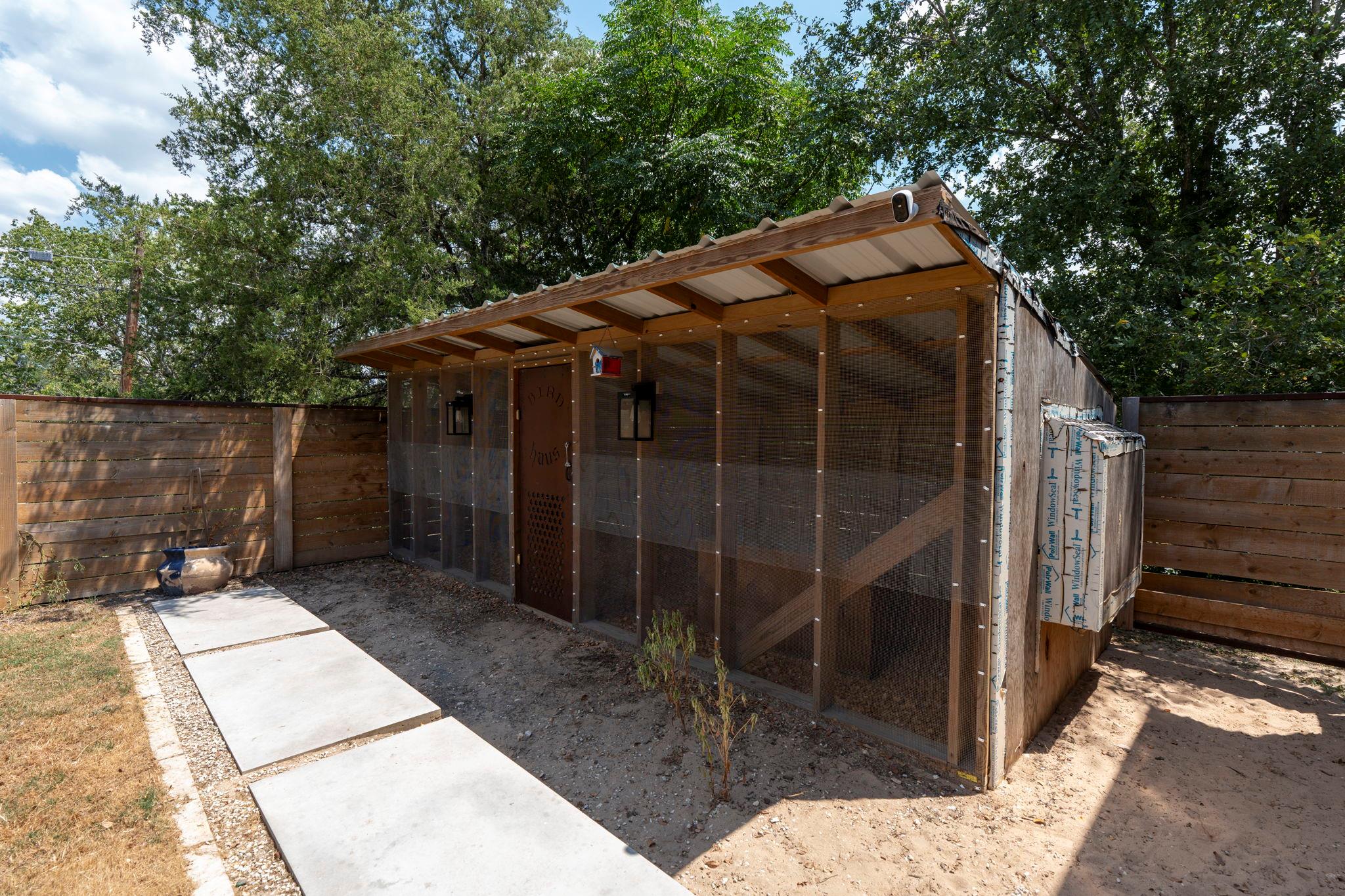 202 E NEWTON St E, Luling, TX 78648