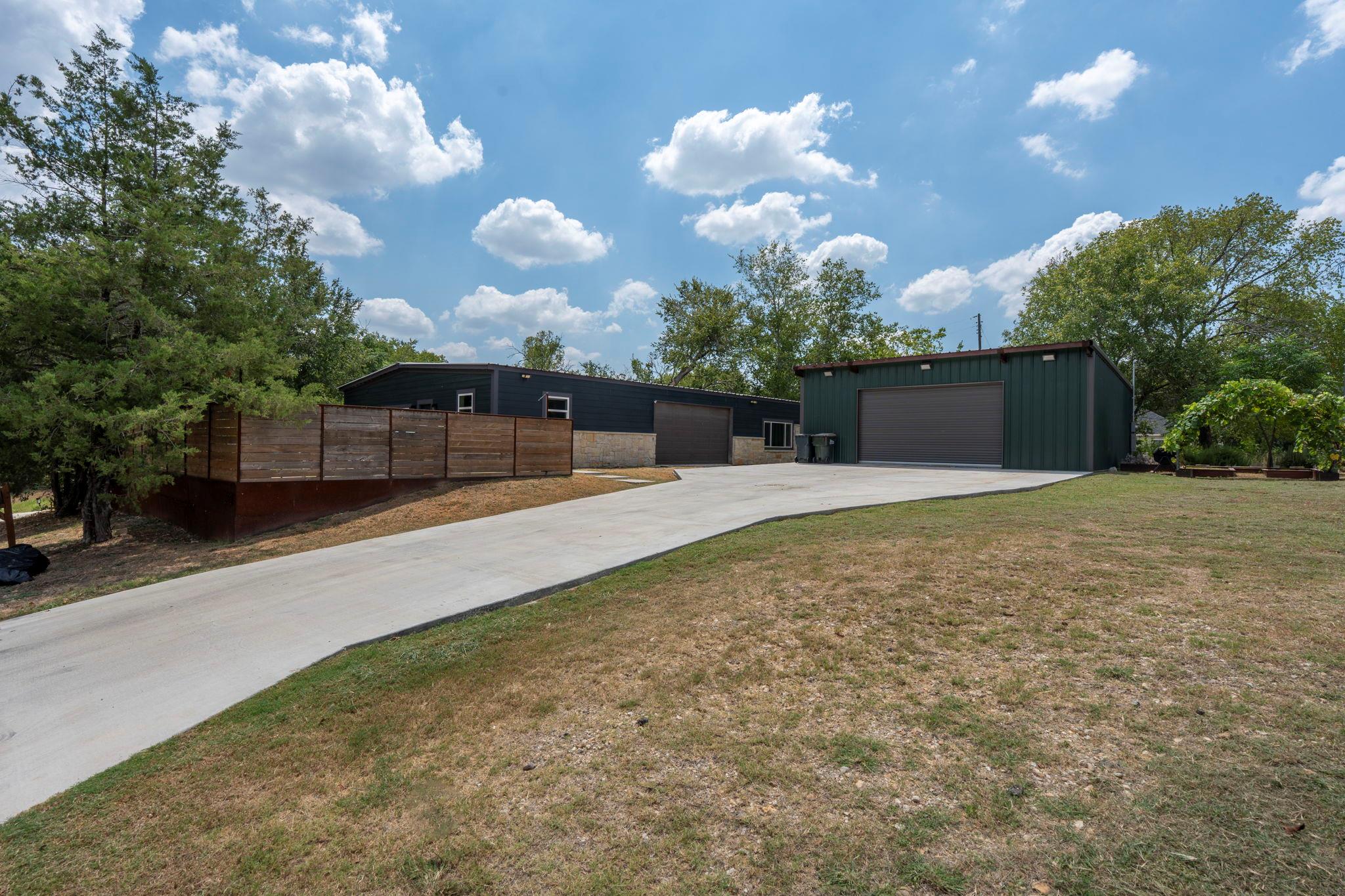 202 E NEWTON St E, Luling, TX 78648