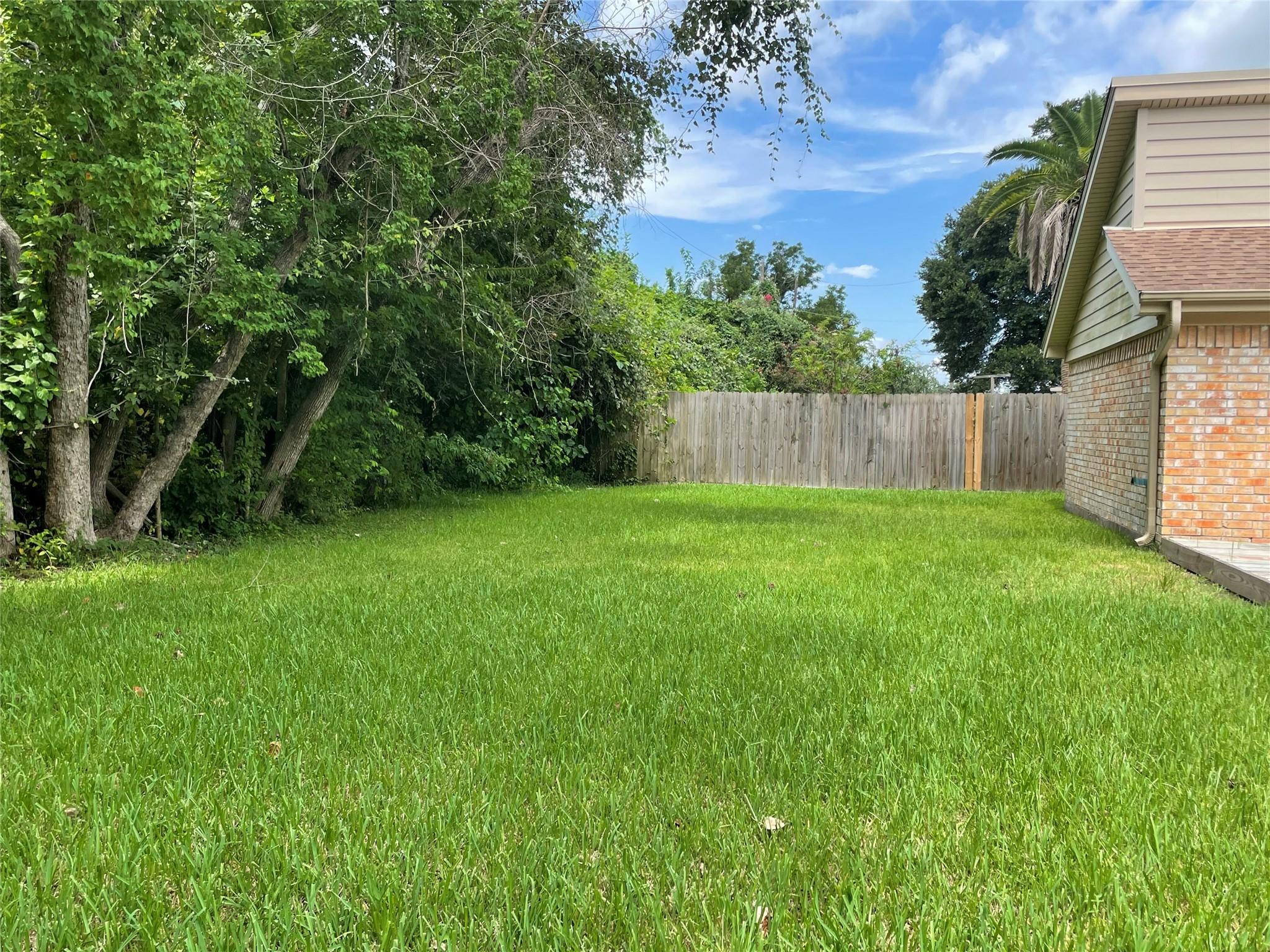 11 N Heights Dr, La Marque, TX 77568