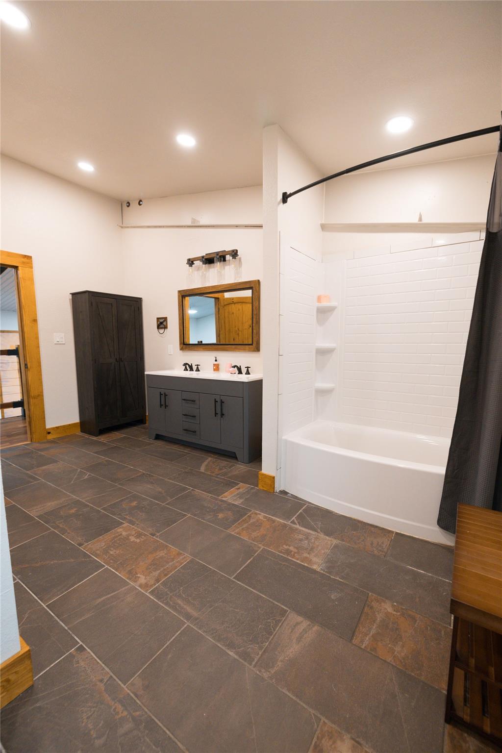 143 County Rd, Paige, TX 78659