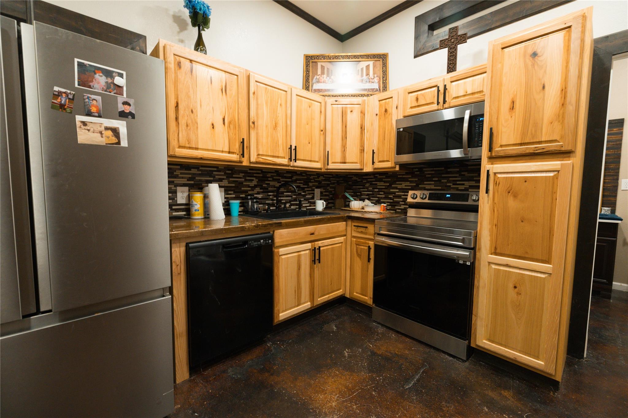 143 County Rd, Paige, TX 78659