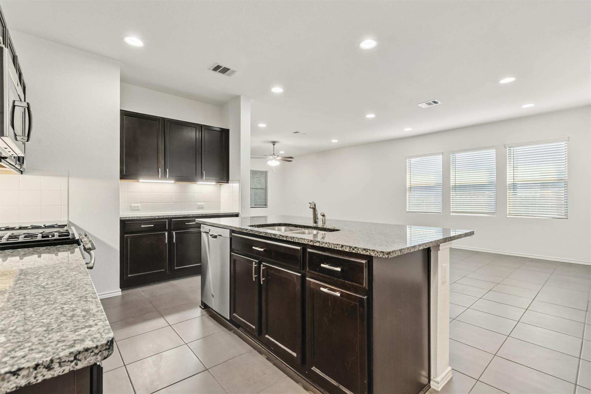 533 Sweetwood Ln, Leander, TX 78641