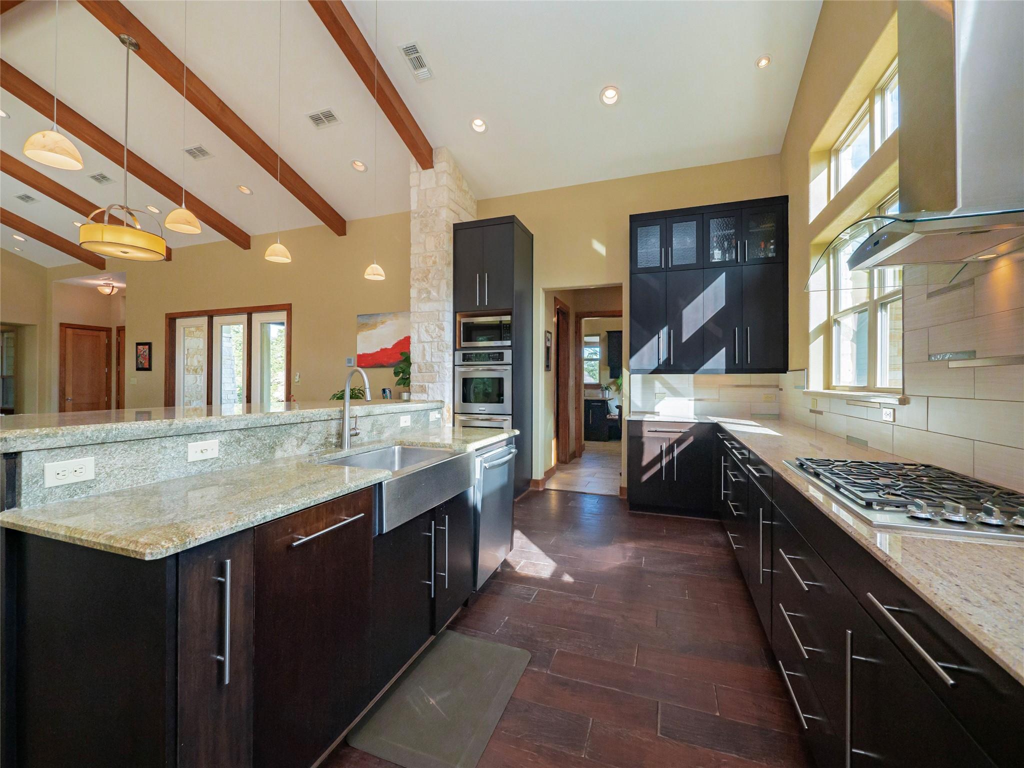 335 La Reata Trl, Smithville, TX 78957