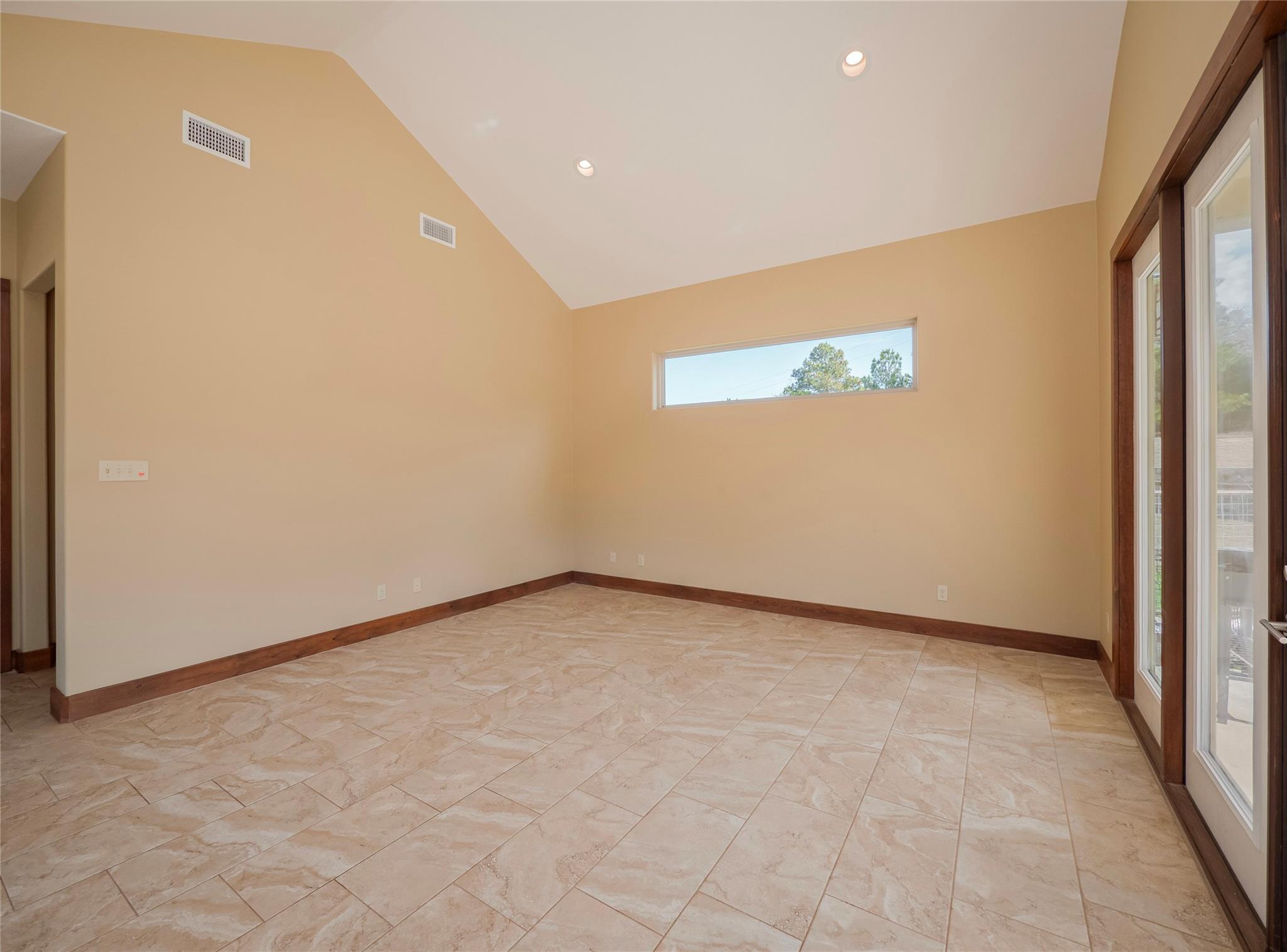 335 La Reata Trl, Smithville, TX 78957