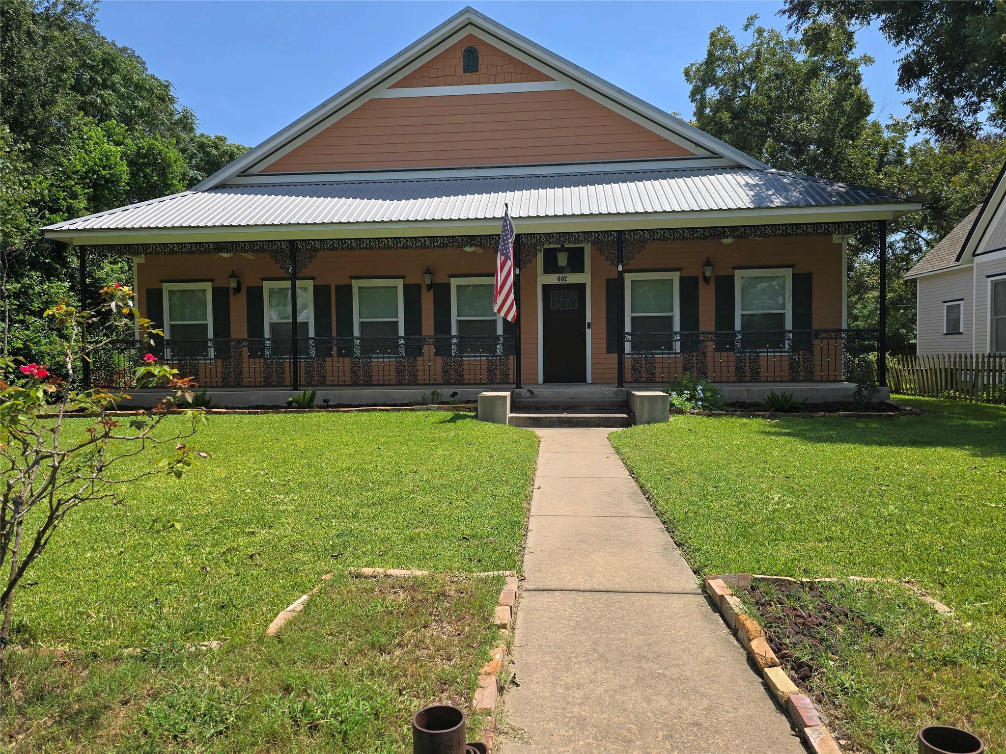 602 Garwood St, Smithville, TX 78957