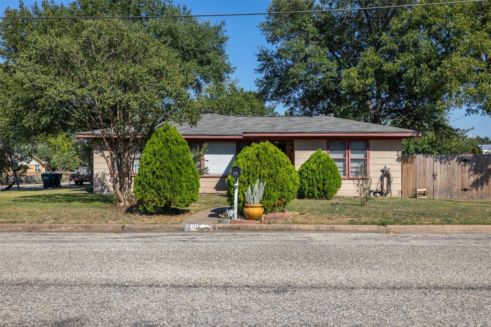 312 S Wilson Ave, Giddings, TX 78942