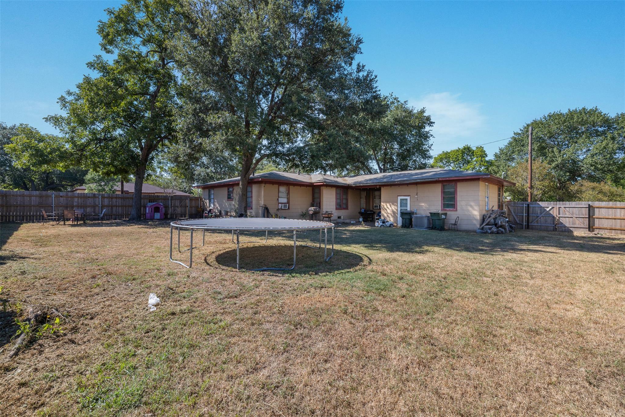 312 S Wilson Ave, Giddings, TX 78942