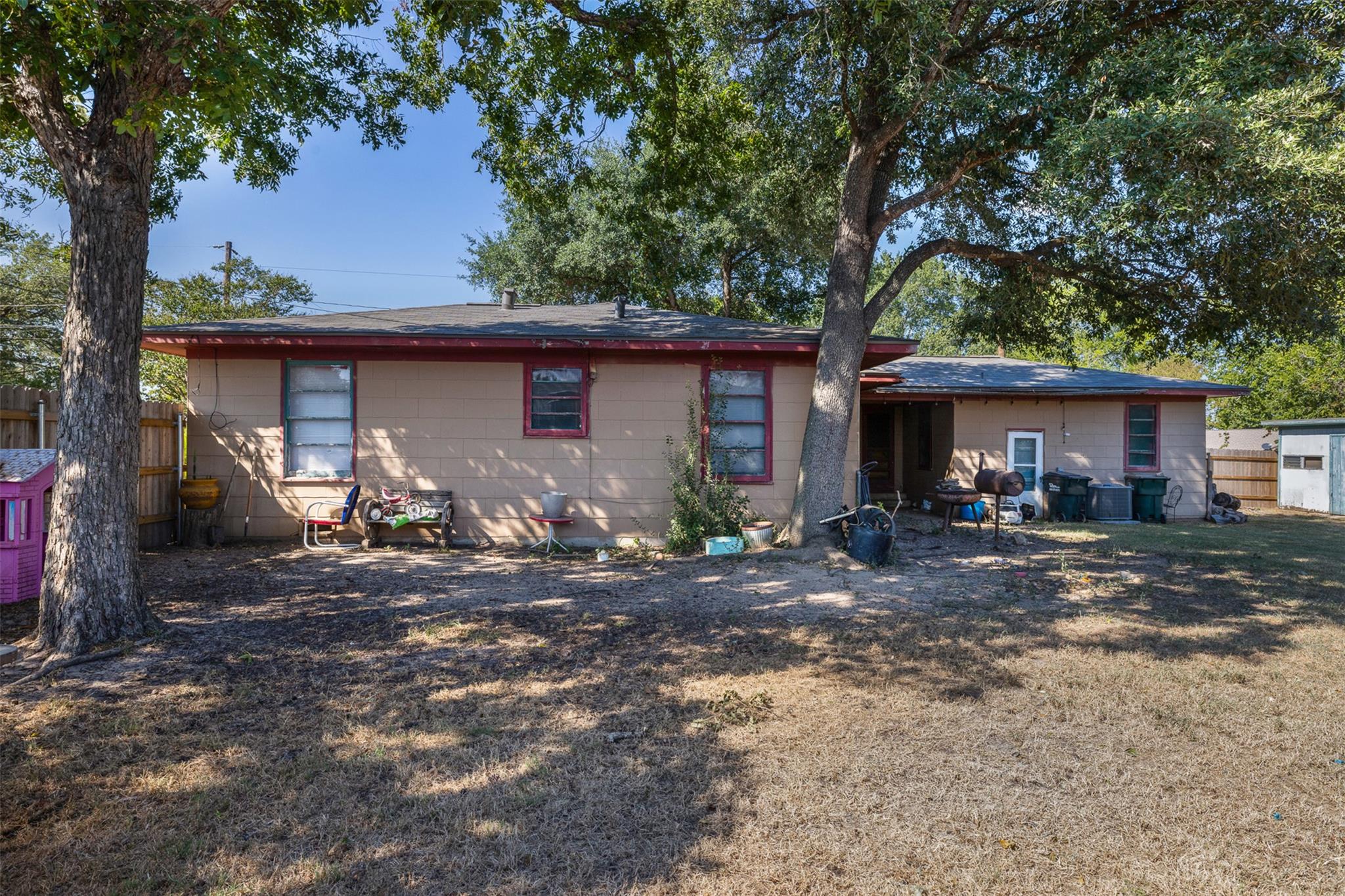 312 S Wilson Ave, Giddings, TX 78942