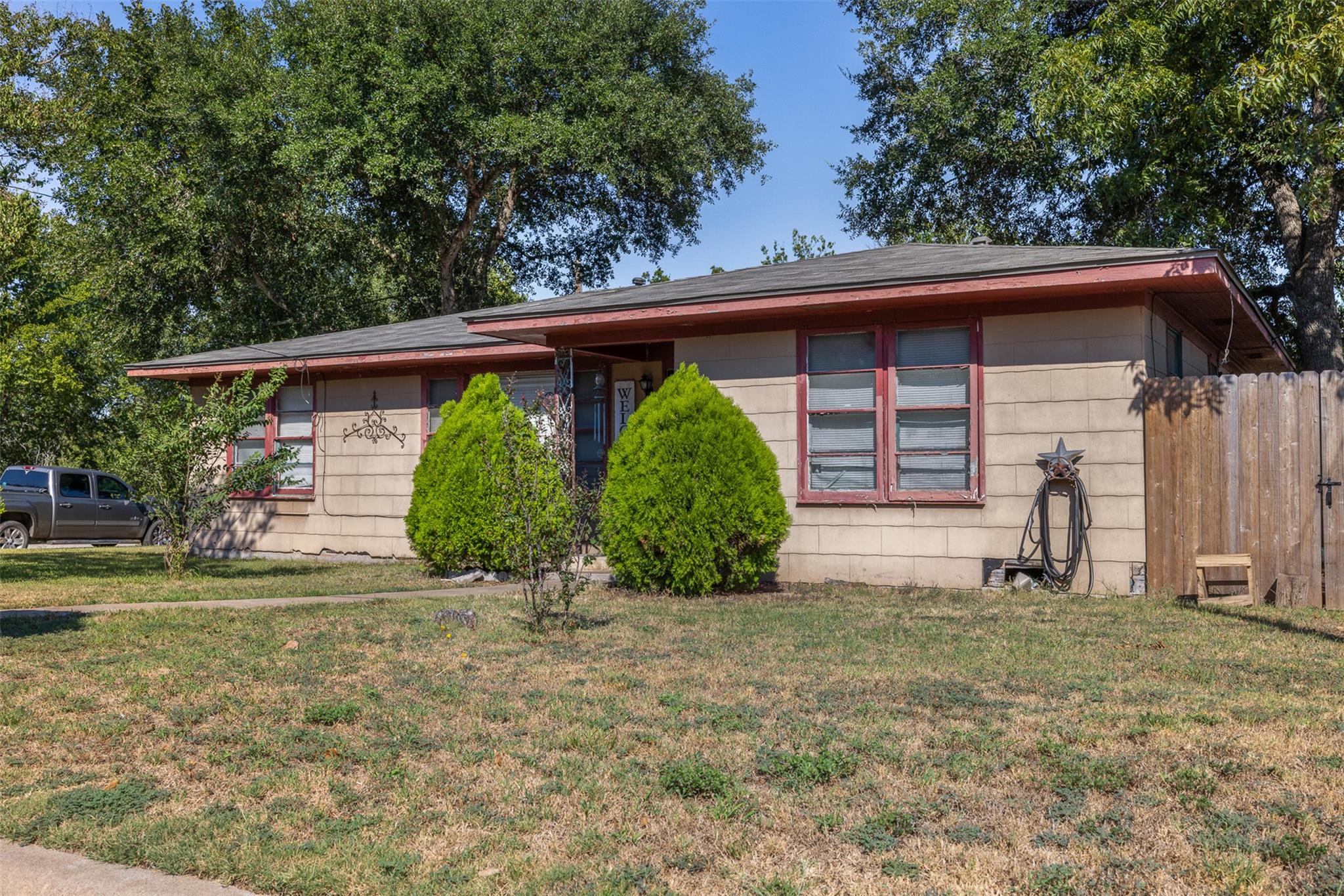 312 S Wilson Ave, Giddings, TX 78942