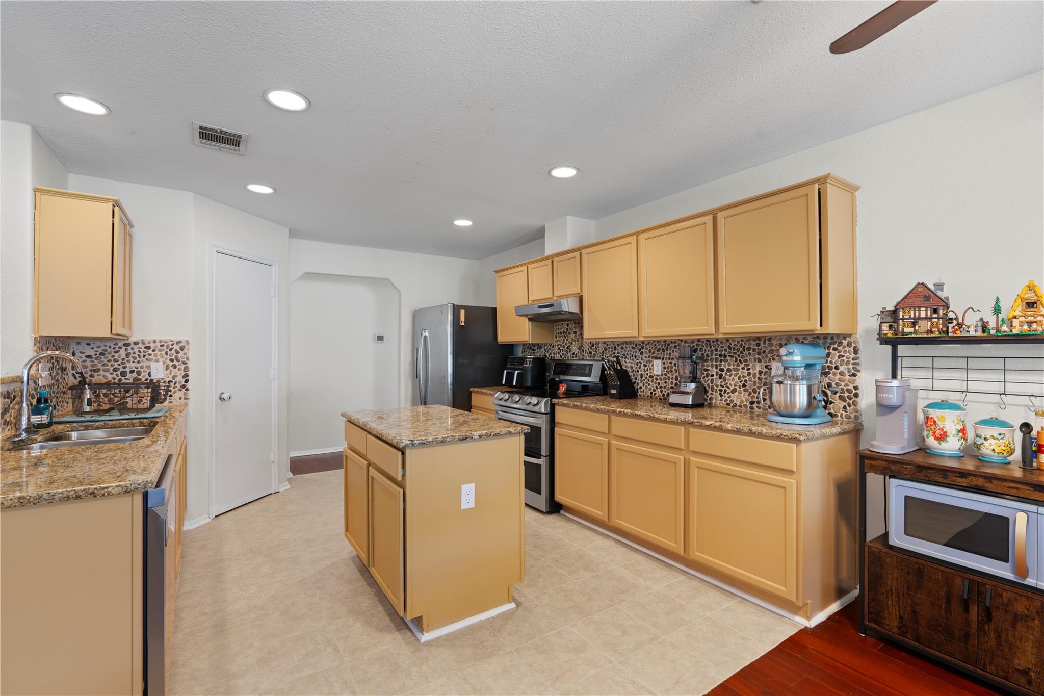 6005 La Mesa St, Lago Vista, TX 78645