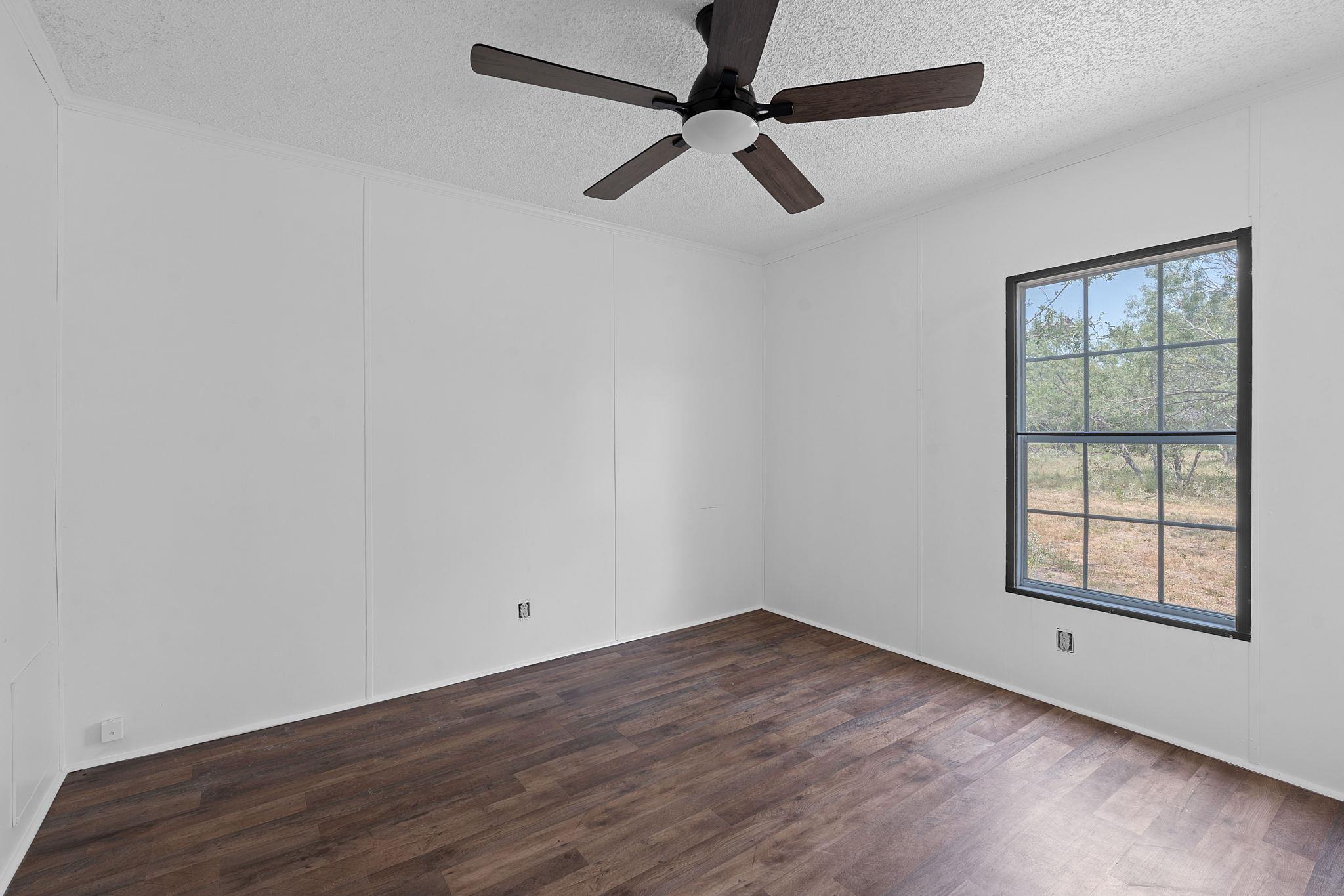 1375 Plant Rd, Luling, TX 78648